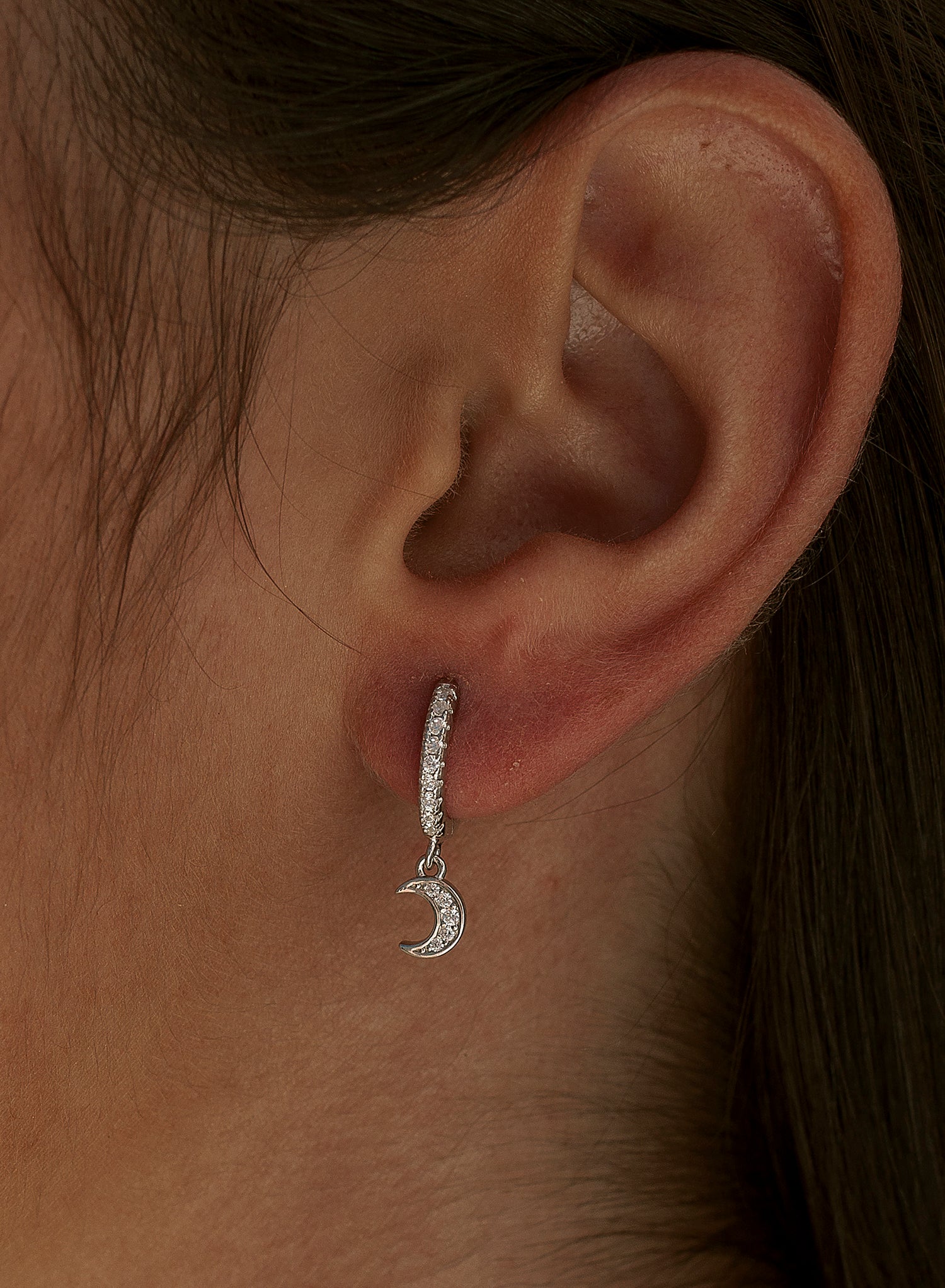 Boucles d'oreilles créoles avec pendentifs design lune avec zircons