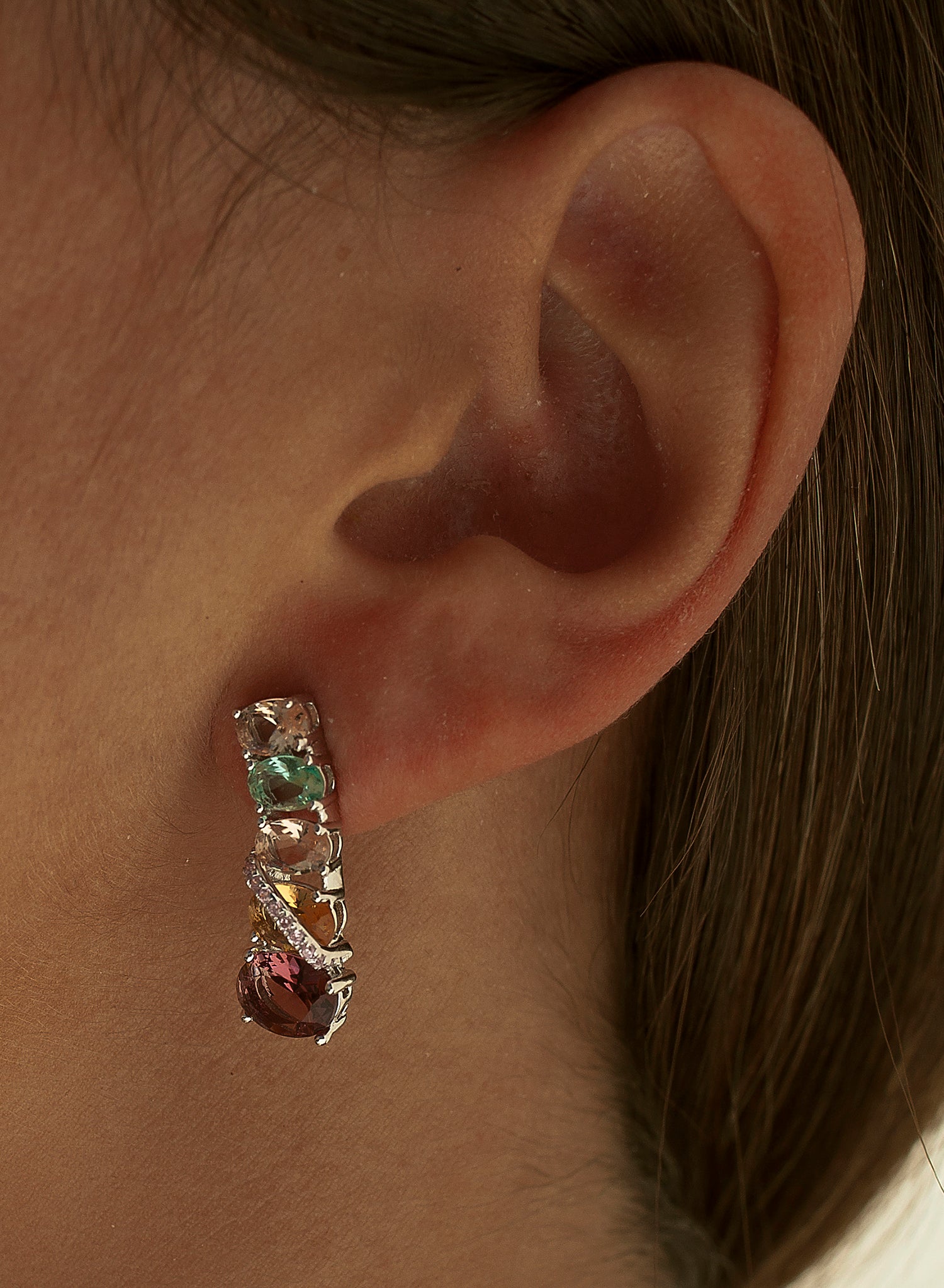 Pendientes de piedras de colores en tonos cálidos y circonitas