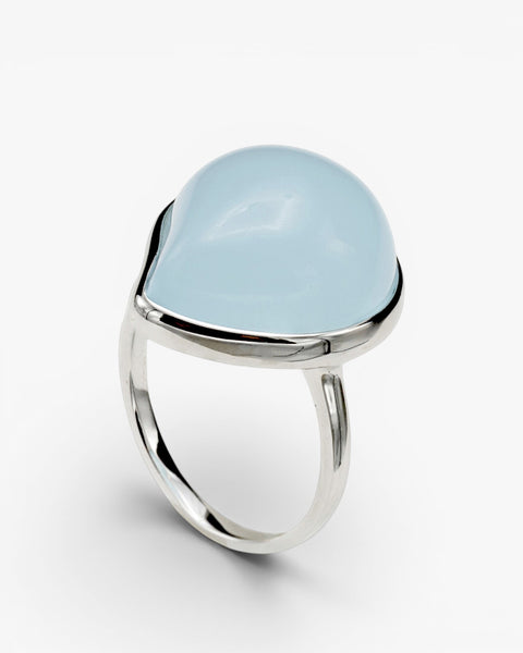 Bagues ornées de pierres bleues en forme de larme