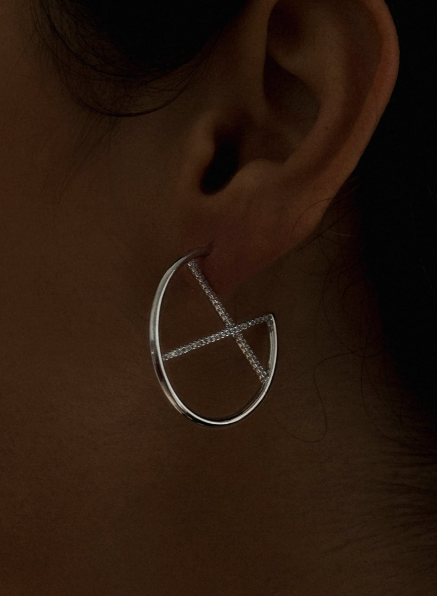 Boucles d'oreilles créole originaux design rails enzircon croisés