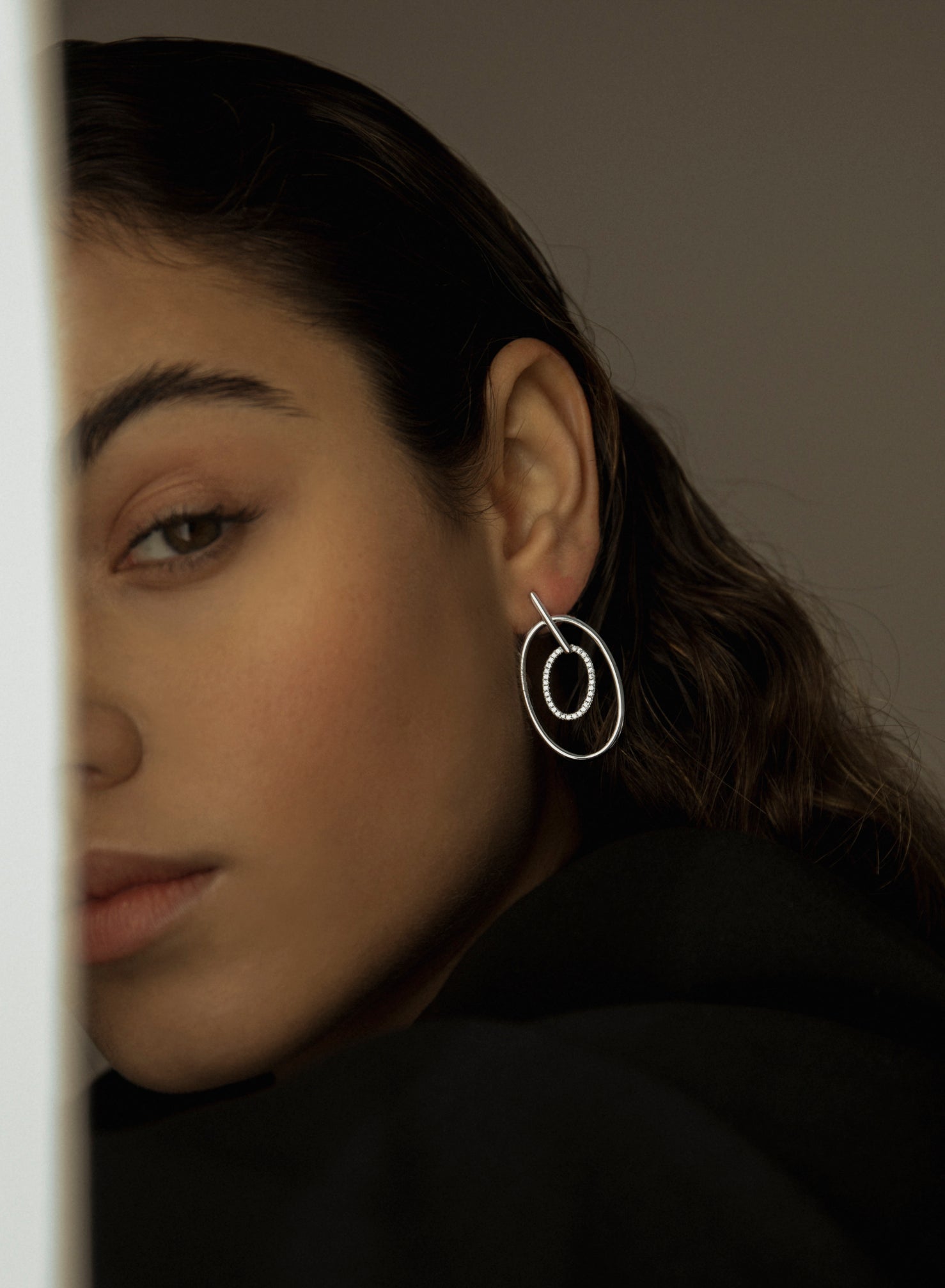 Pendientes originales diseño de doble aro ovalado con circonitas