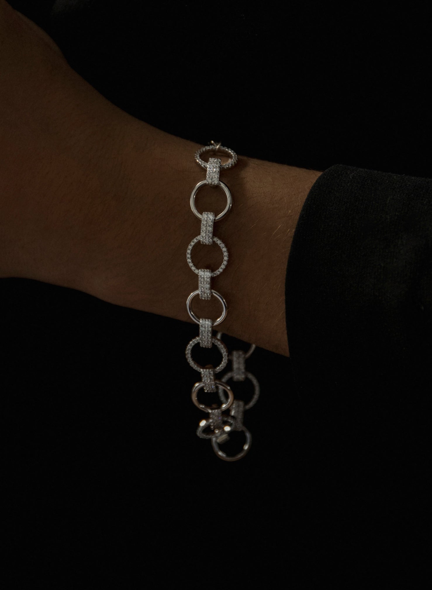 Bracelet à maillons argentés, modèle rond orné de zirconiums cubiques