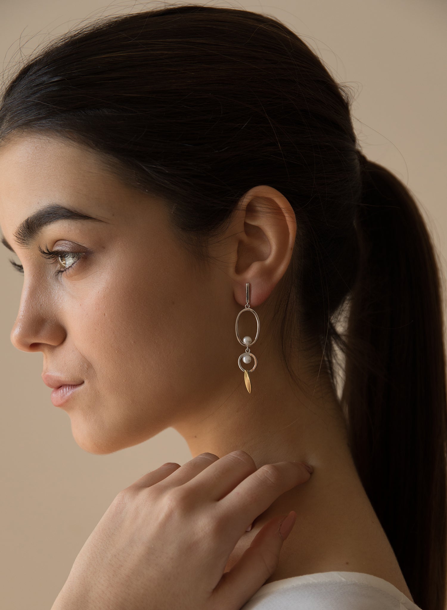 Pendientes largos diseño bicolor círculos ovalados y detalle de perla