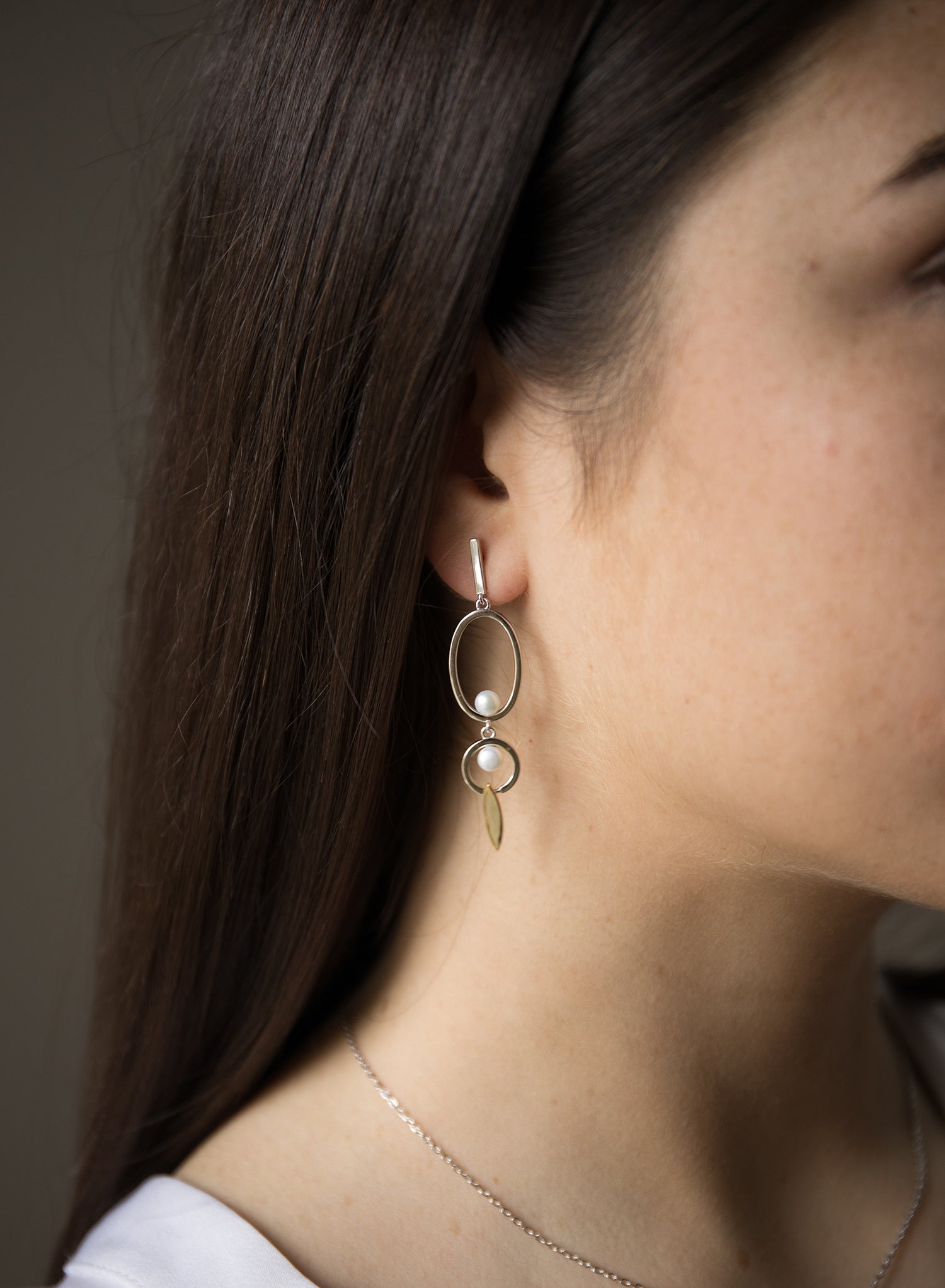 Pendientes largos diseño bicolor círculos ovalados y detalle de perla