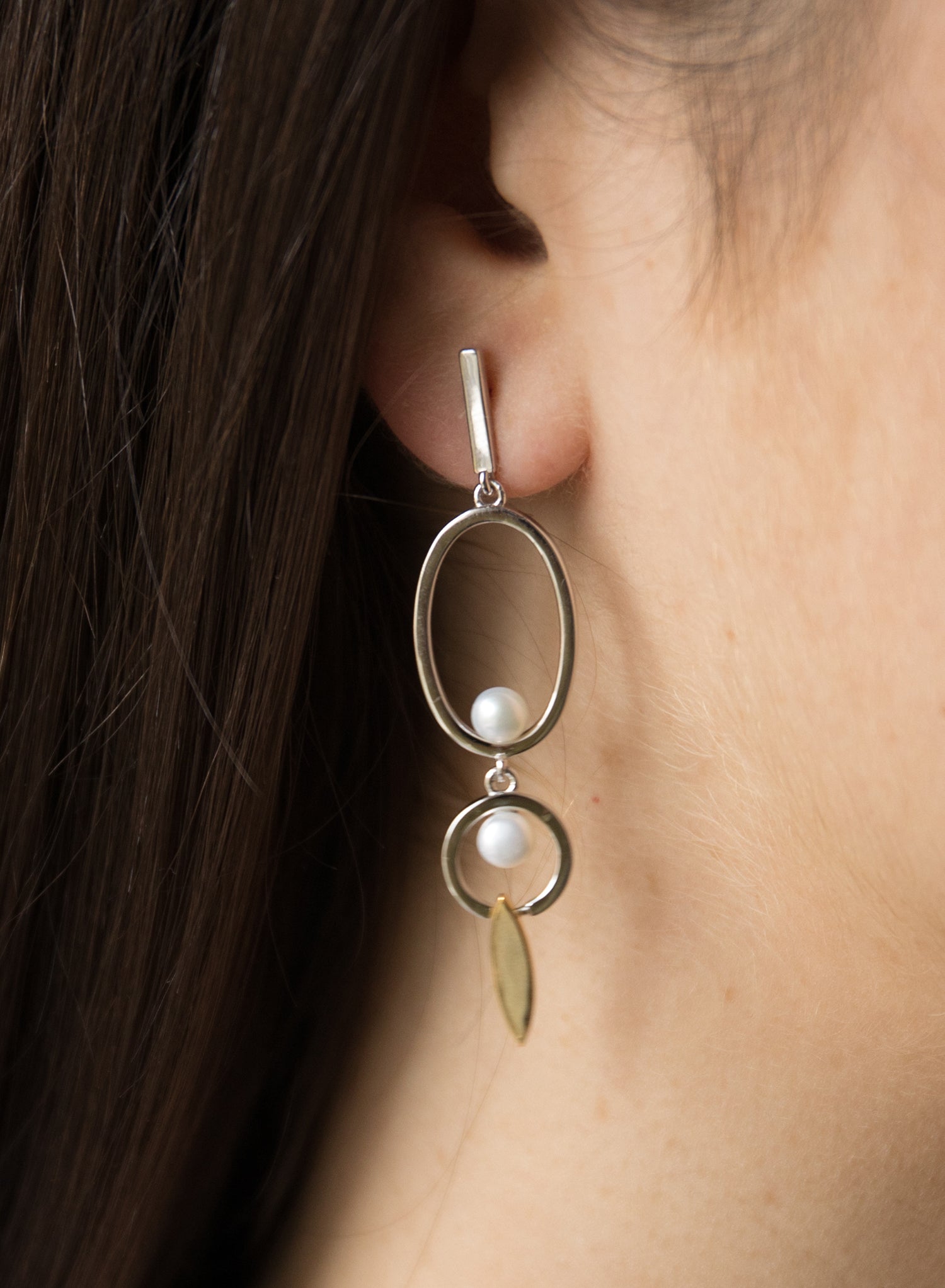 Pendientes largos diseño bicolor círculos ovalados y detalle de perla