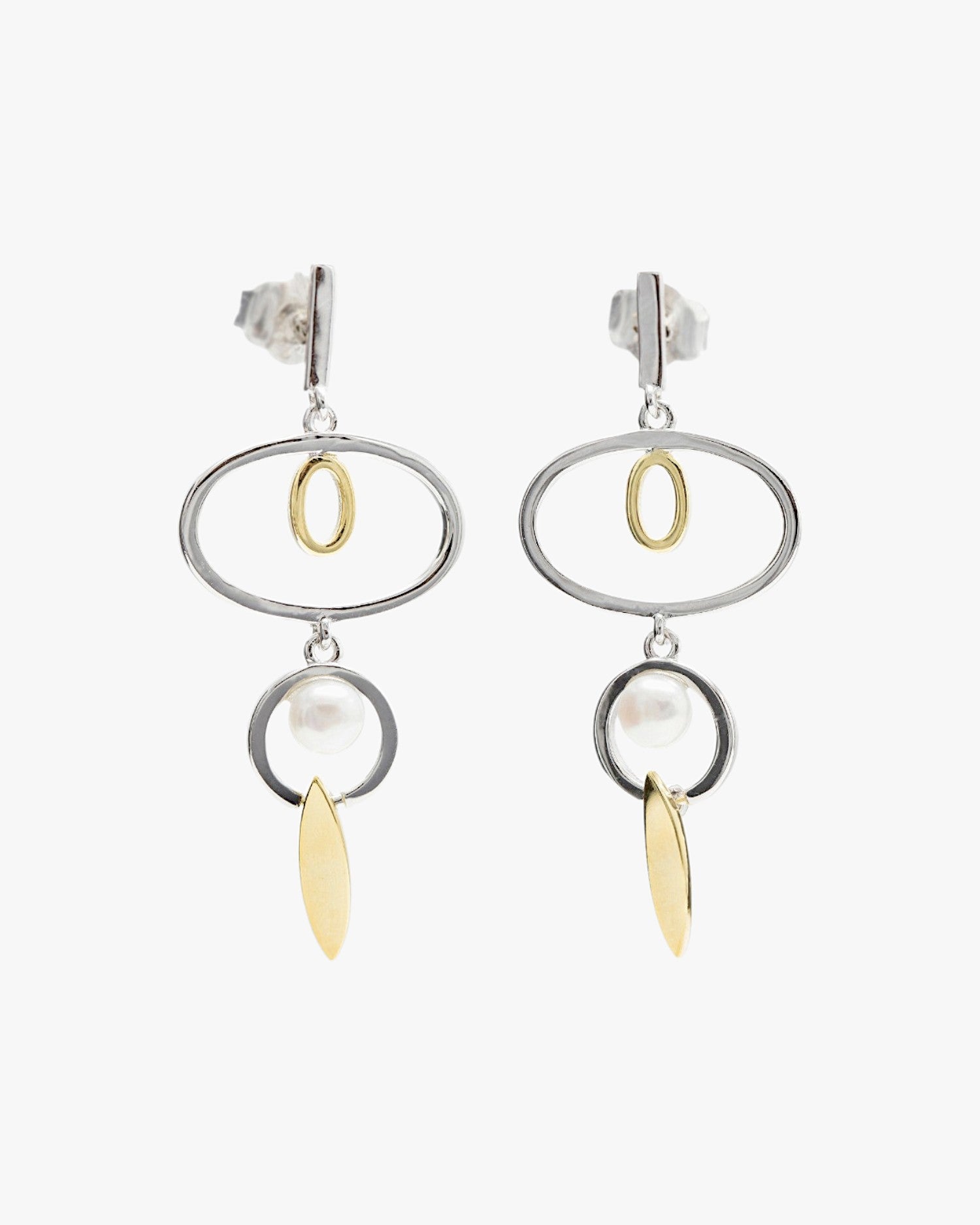 Longues boucles d'oreilles argentées, modèle bicolore orné de cercles et de perles.