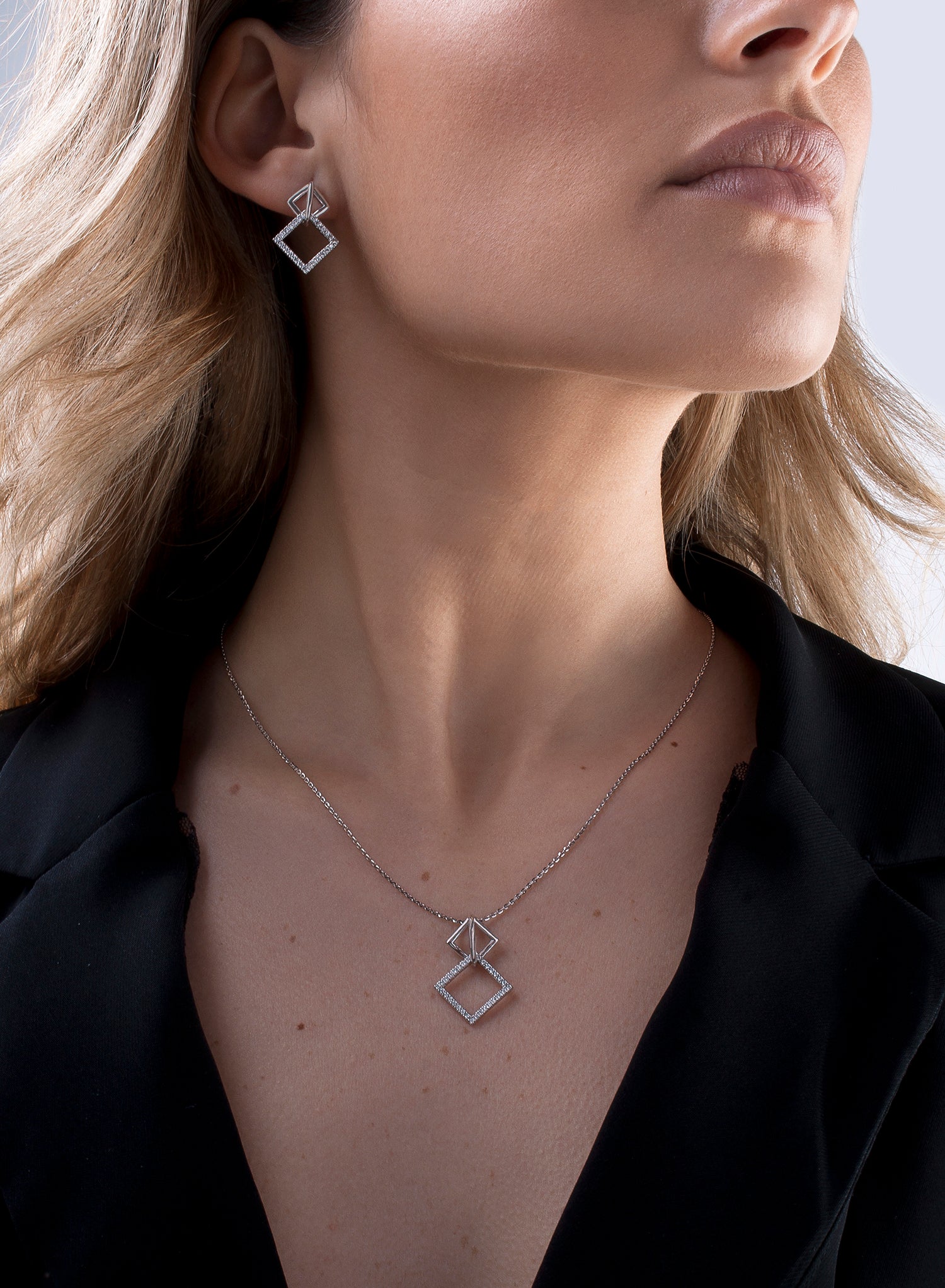 Pendientes con colgantes diseño de doble rombo y circonitas