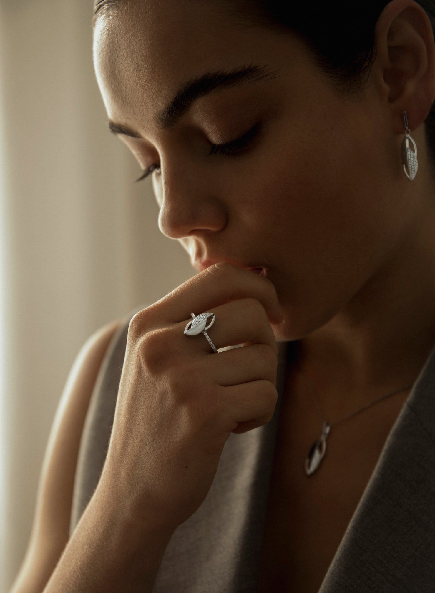 Bagues en zircone avec motif géométrique de feuille