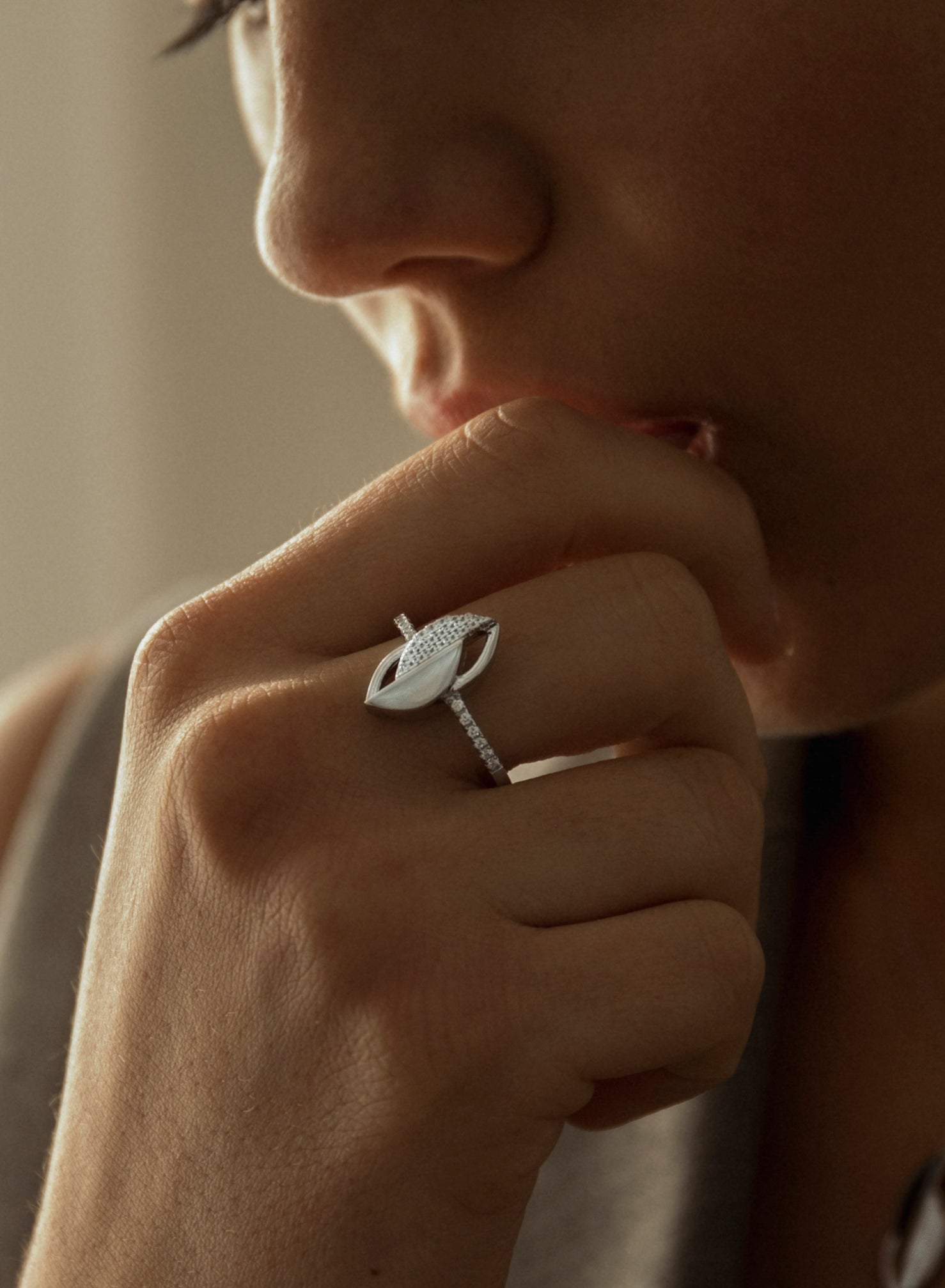 Bagues en zircone avec motif géométrique de feuille