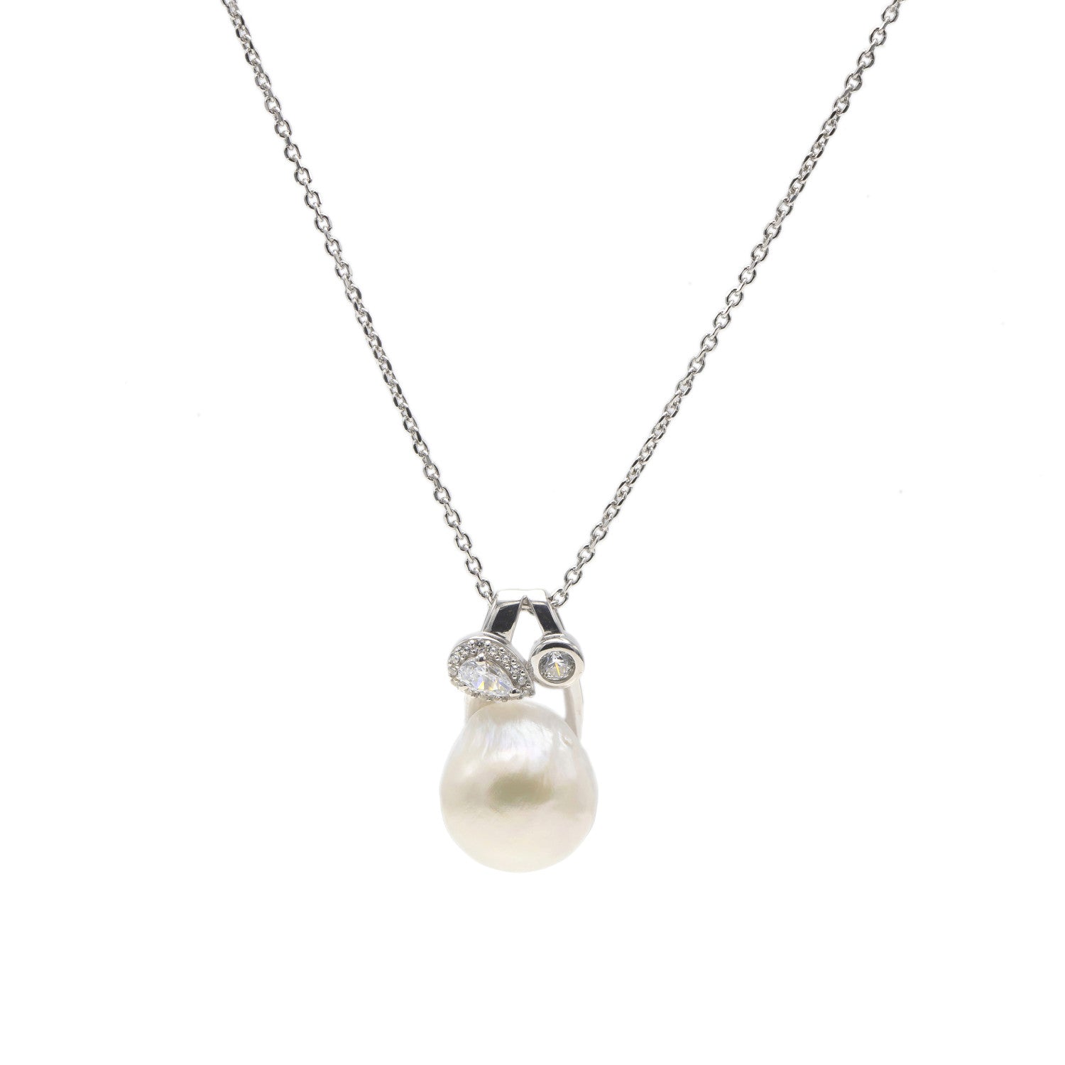 Colgante de plata con triple motivo de perla cuarzo adamantino y circonitas