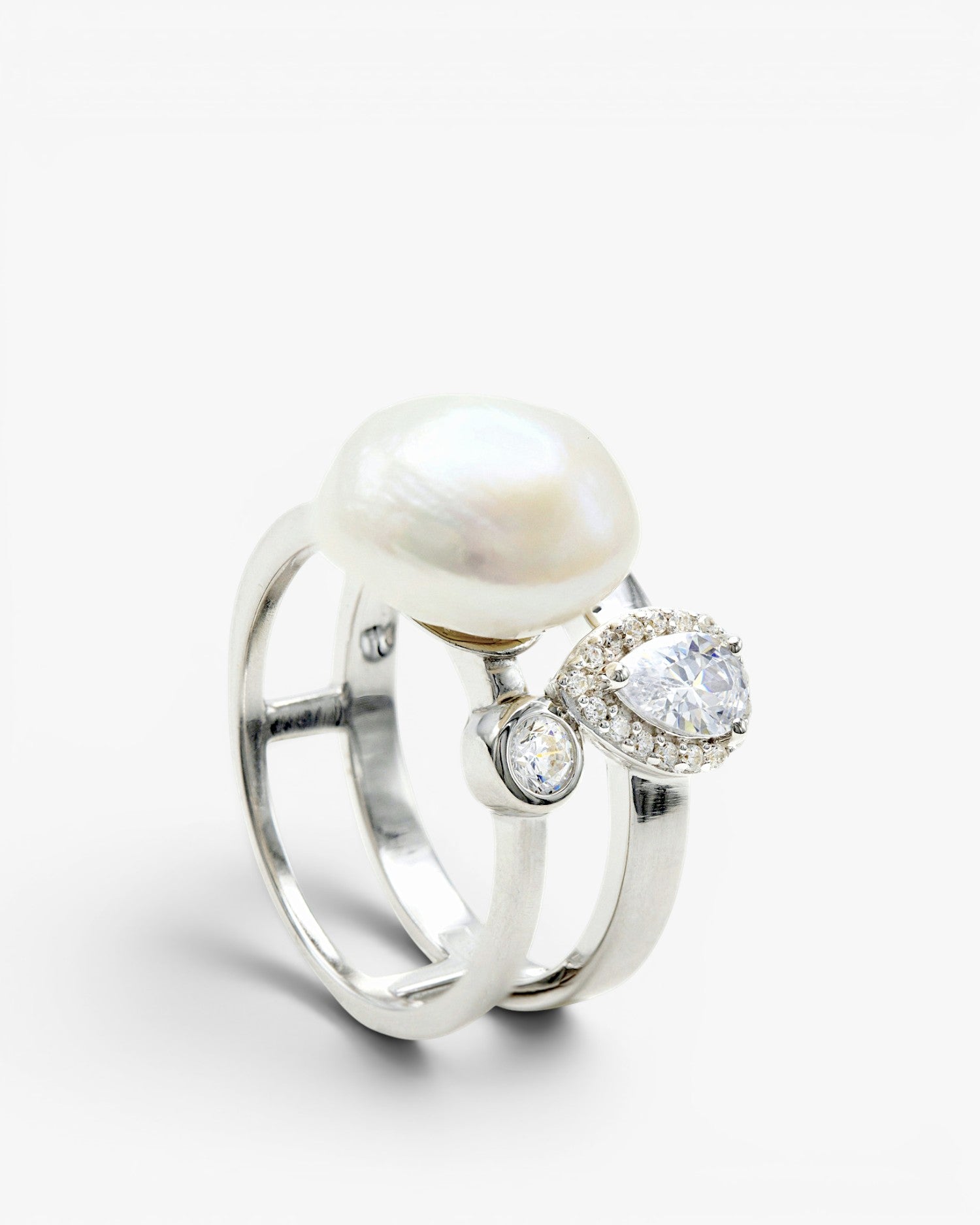Anillos con perlas diseño doble con cuarzo adamantino