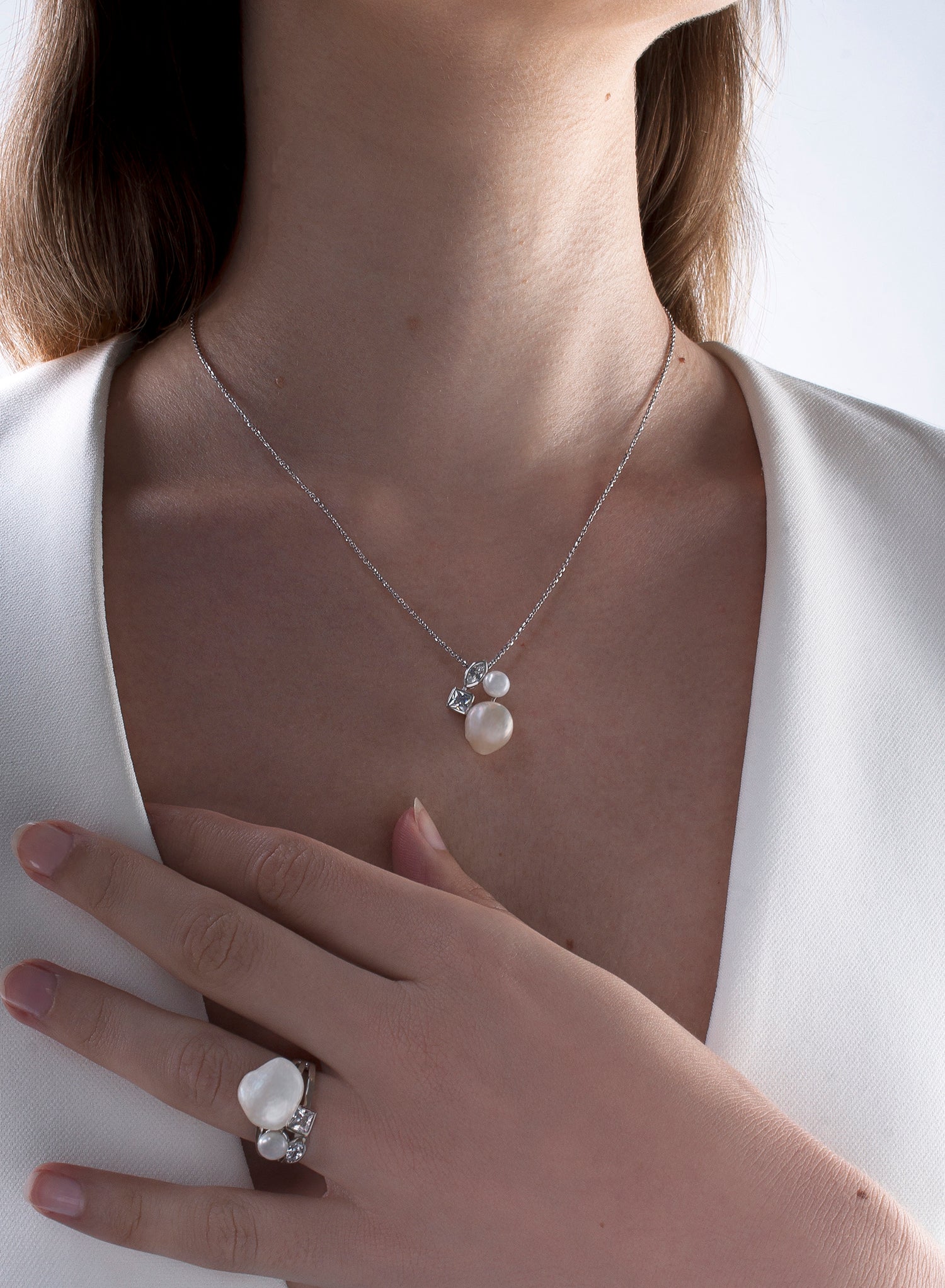 Anillos con perlas doble motivo y cuarzo adamantino