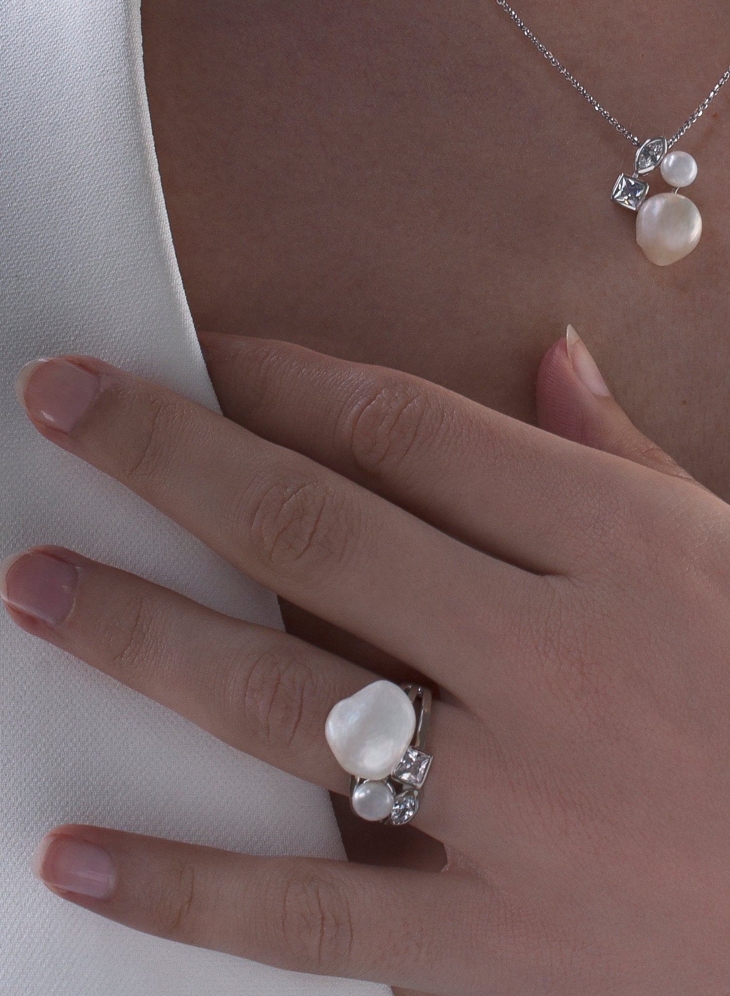 Anillos con perlas doble motivo y cuarzo adamantino