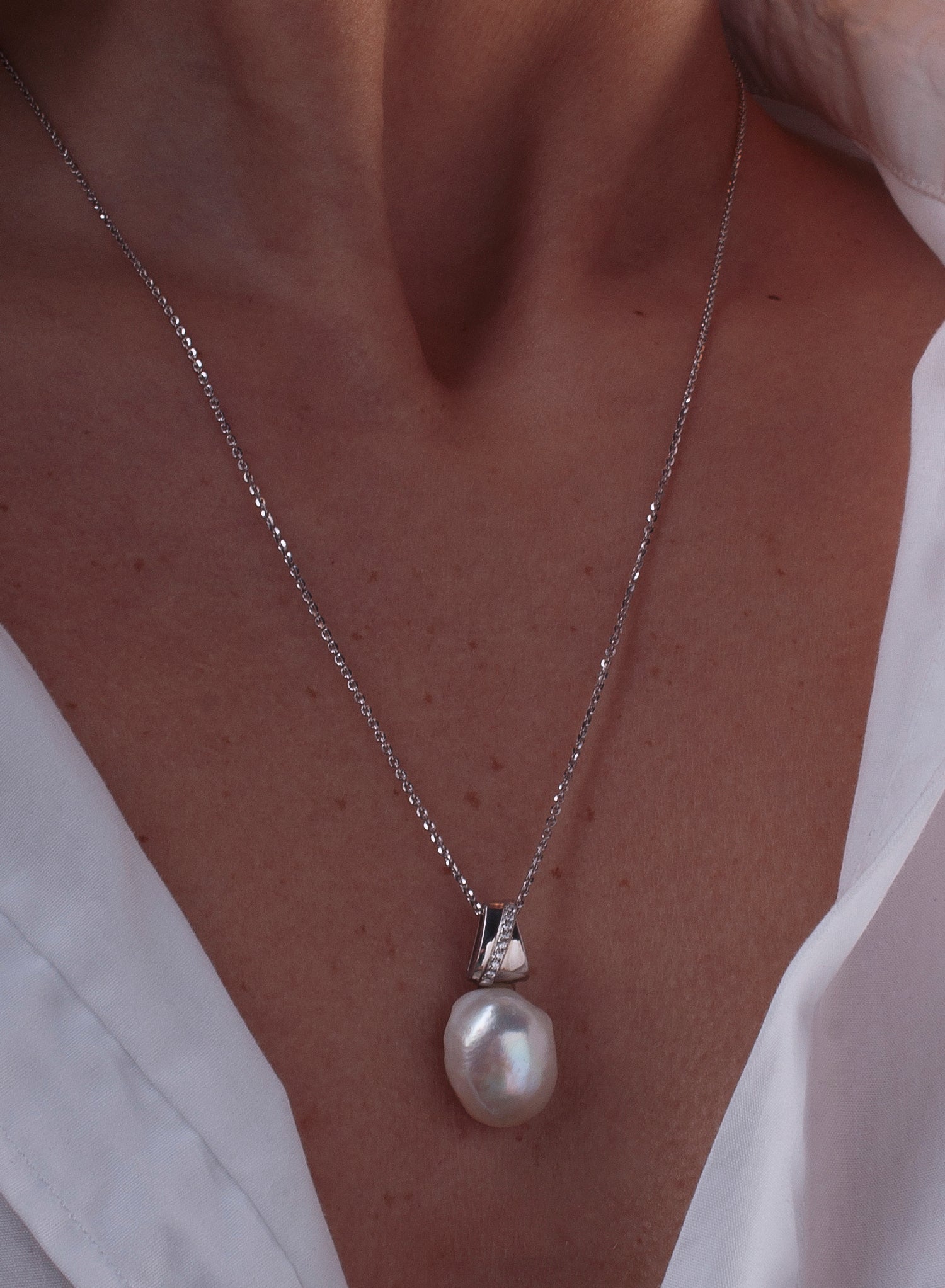 Colgante perlas en plata diseño diagonal de circonita