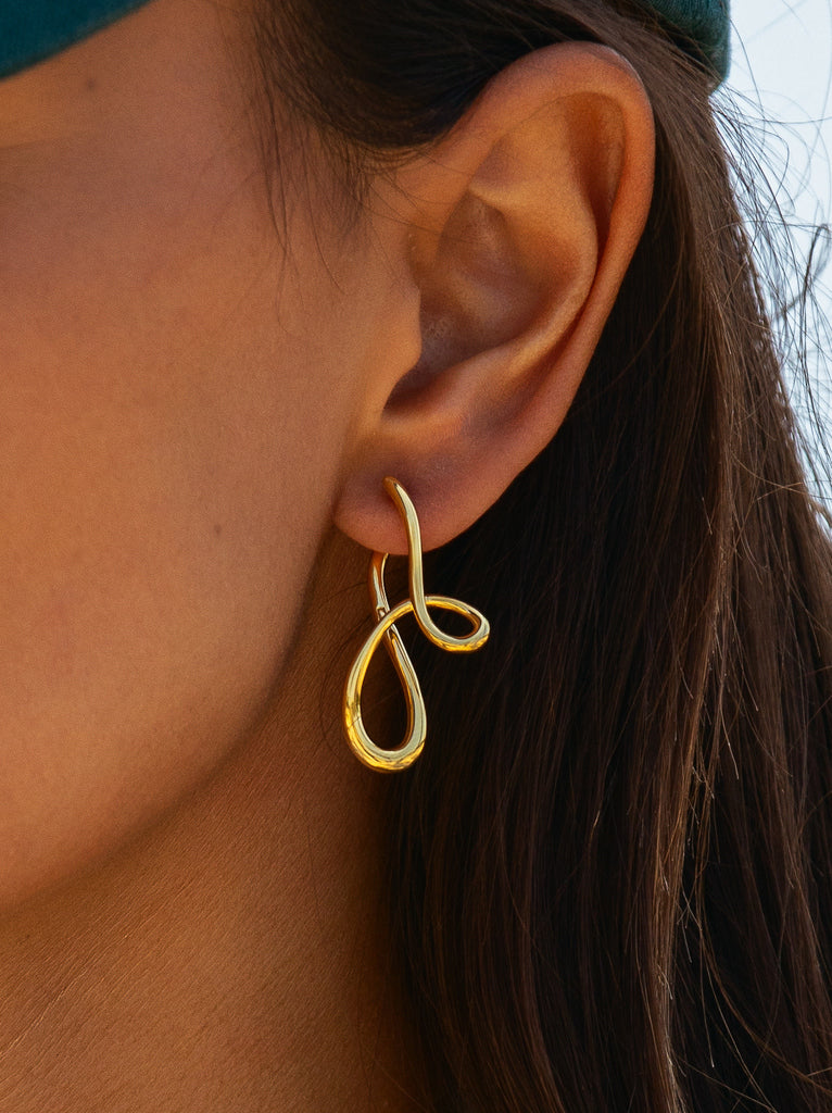 Pendientes originales en plata bañada en oro estilo liquido entrelazado