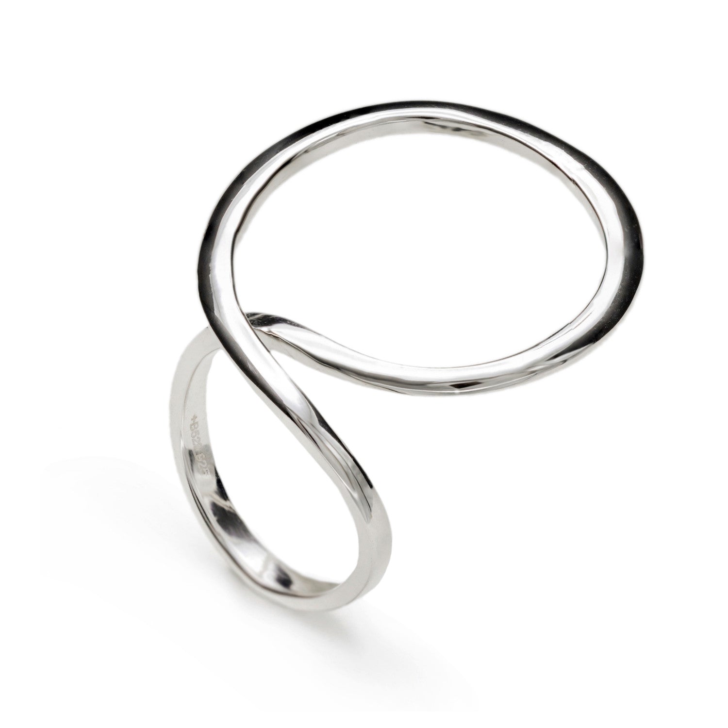 Anillos de diseño circular entrelazado