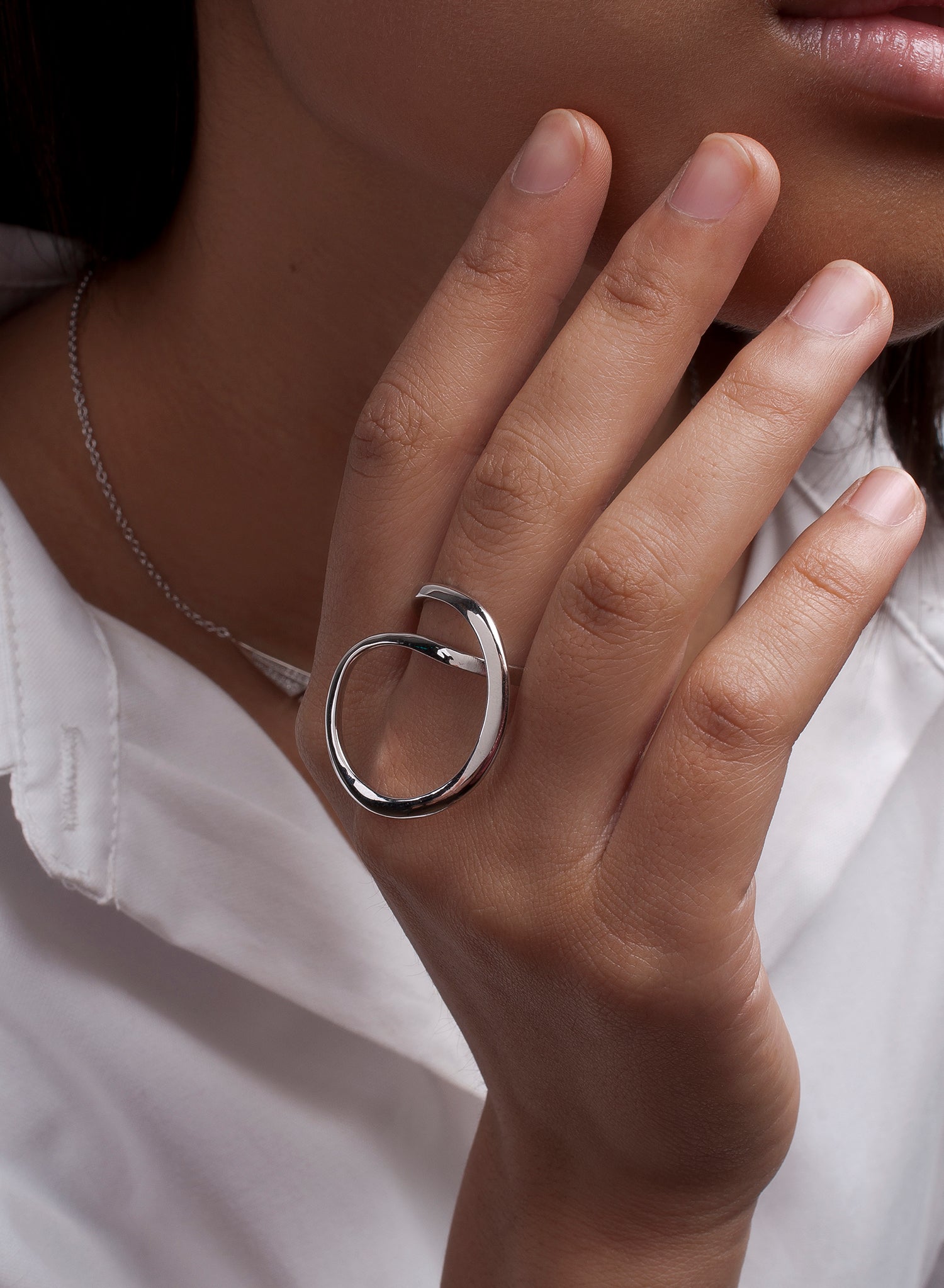 Anillos de diseño circular entrelazado