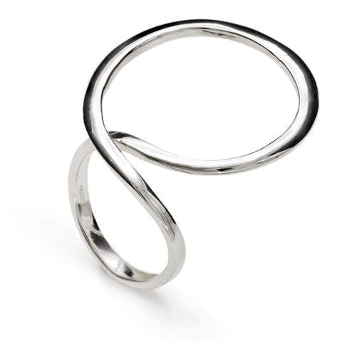 Anillos de diseño circular entrelazado