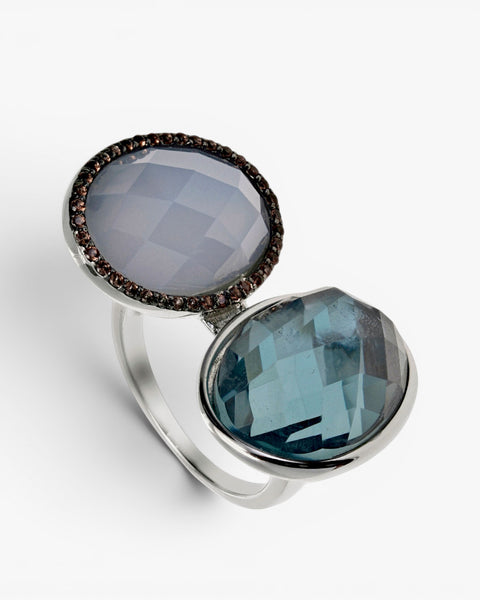 Bagues serties de pierres, design divisé dans des tons froids