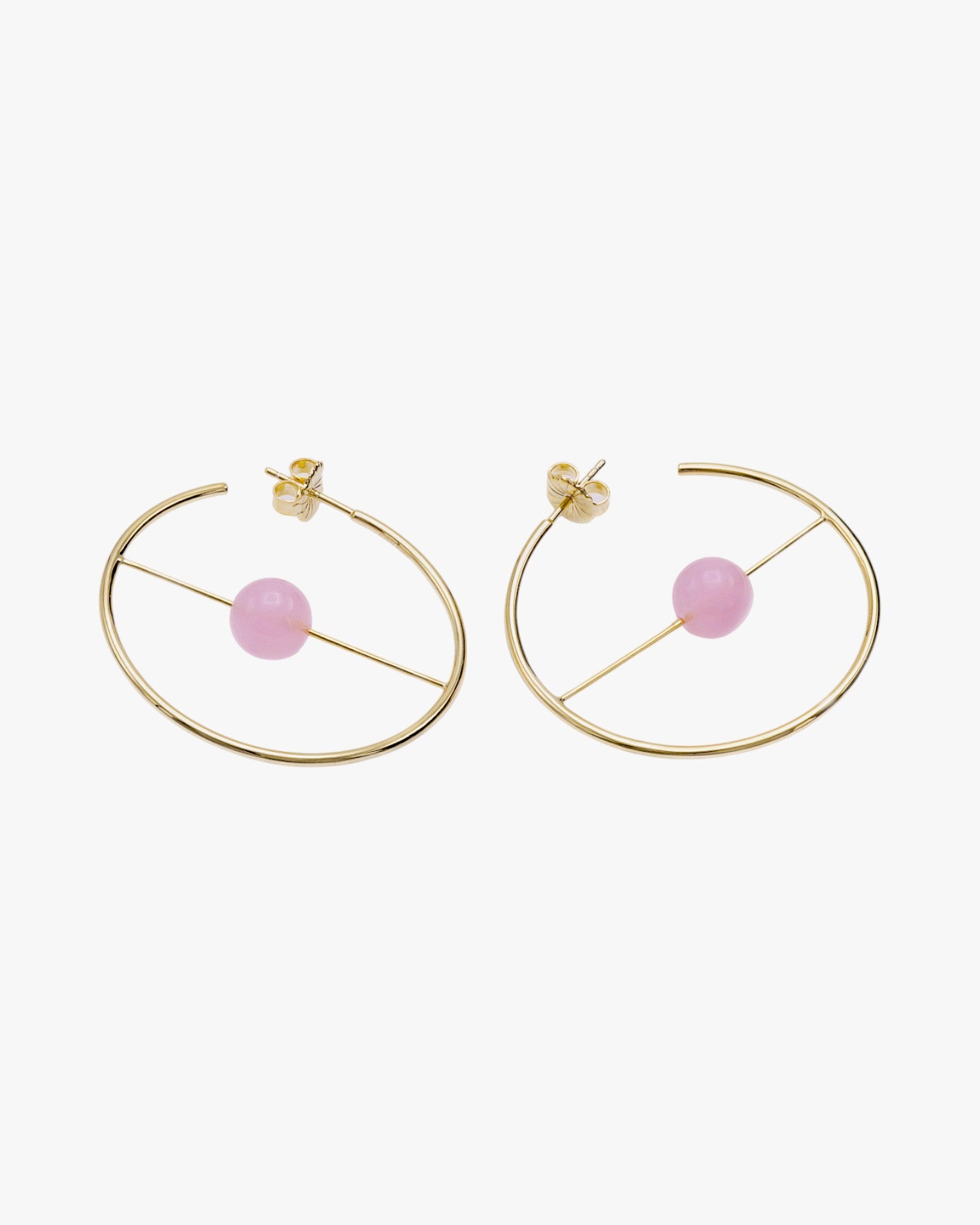 Aros dorados diseño circular y barra con cuarzo rosa central
