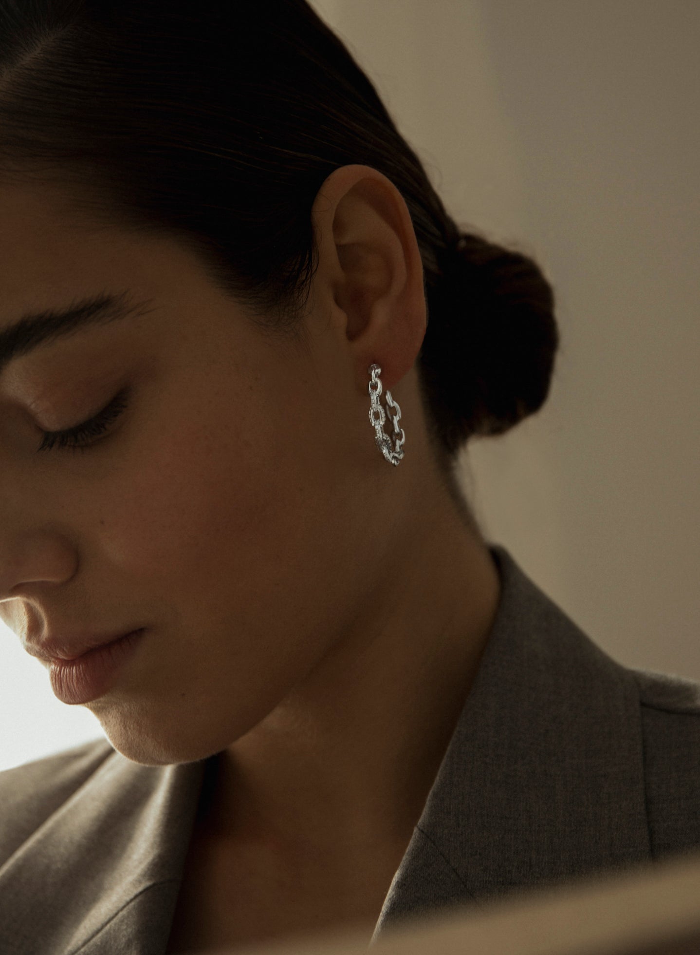 Boucles d'oreilles créole argent originaux design de chaîne et détail zircons