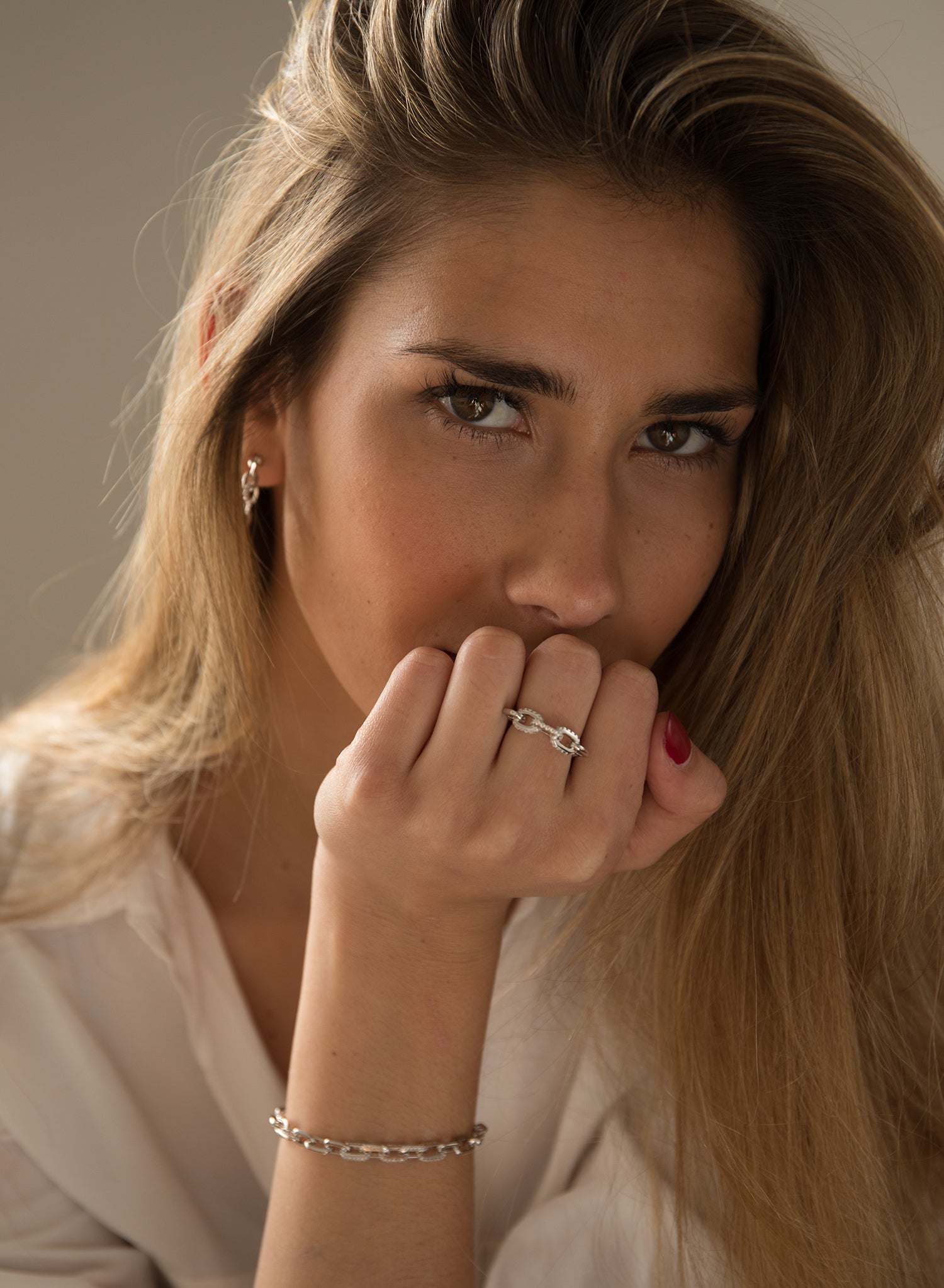 Anillos finos de plata diseño de cadena y circonitas