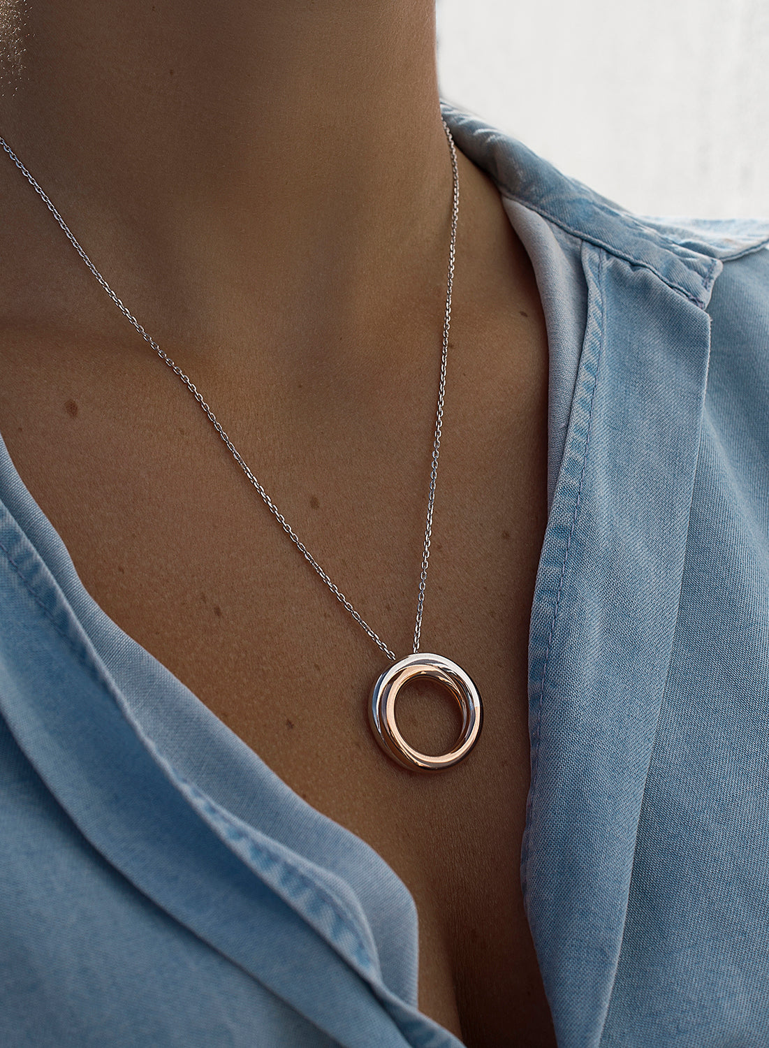 Colgantes bicolor de plata lisa diseño circular en rosa