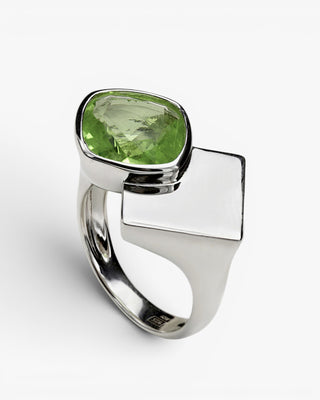 Anillos con piedras en tono verde y motivo de plata lisa