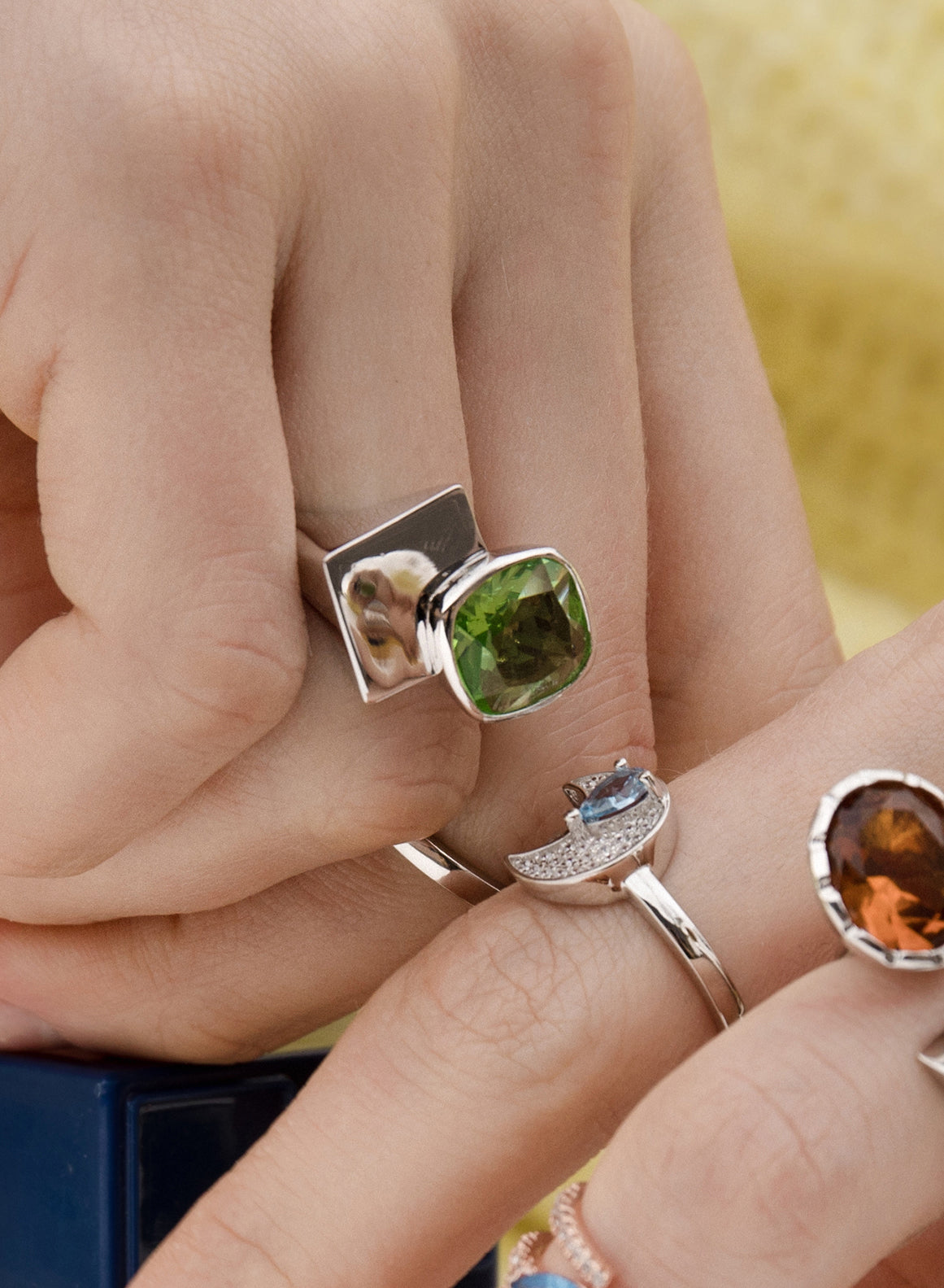 Anillos con piedras en tono verde y motivo de plata lisa