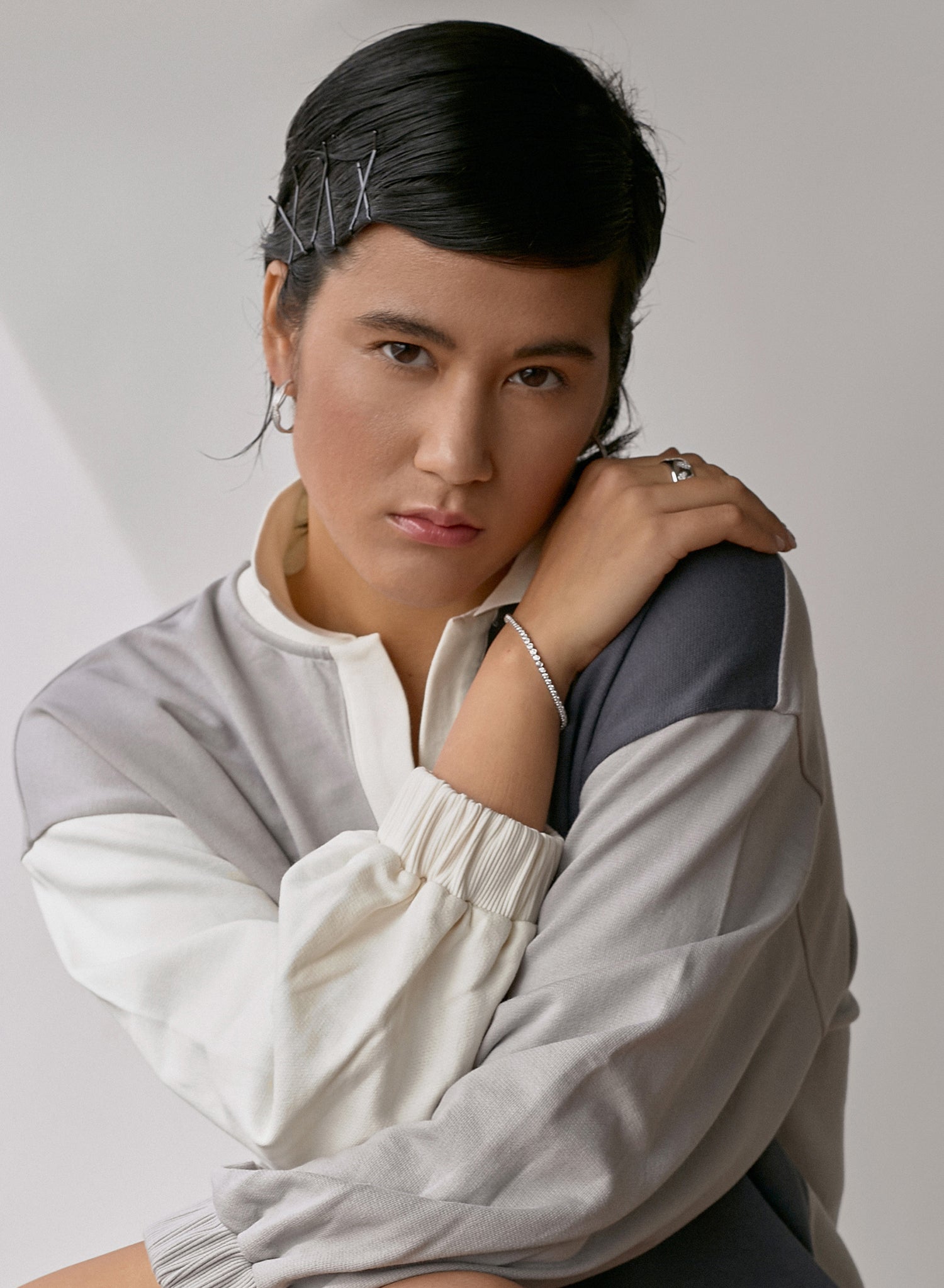 Anillos anchos de plata lisa con motivos de circonitas