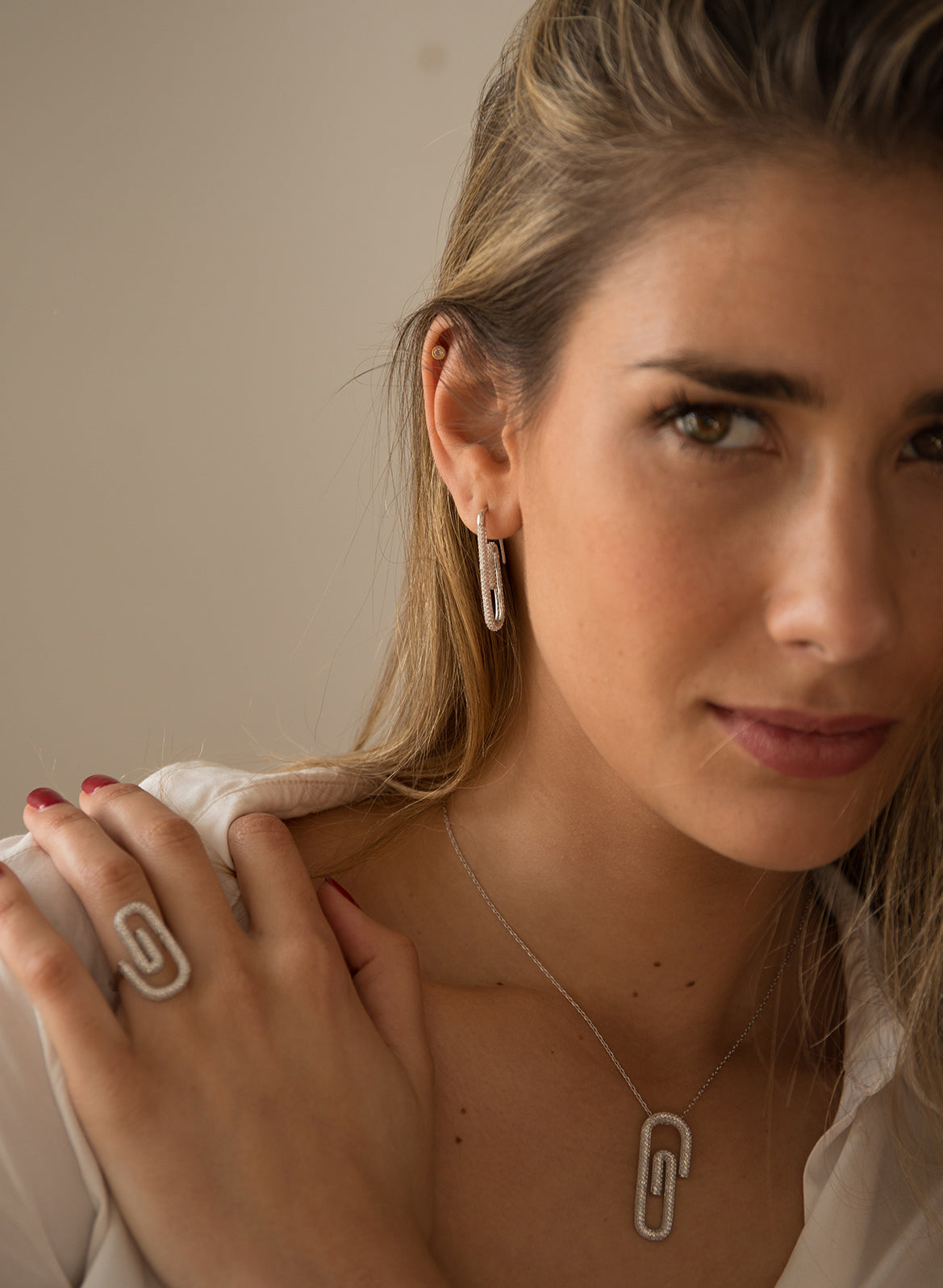 Pendientes originales diseño de clip con circonitas