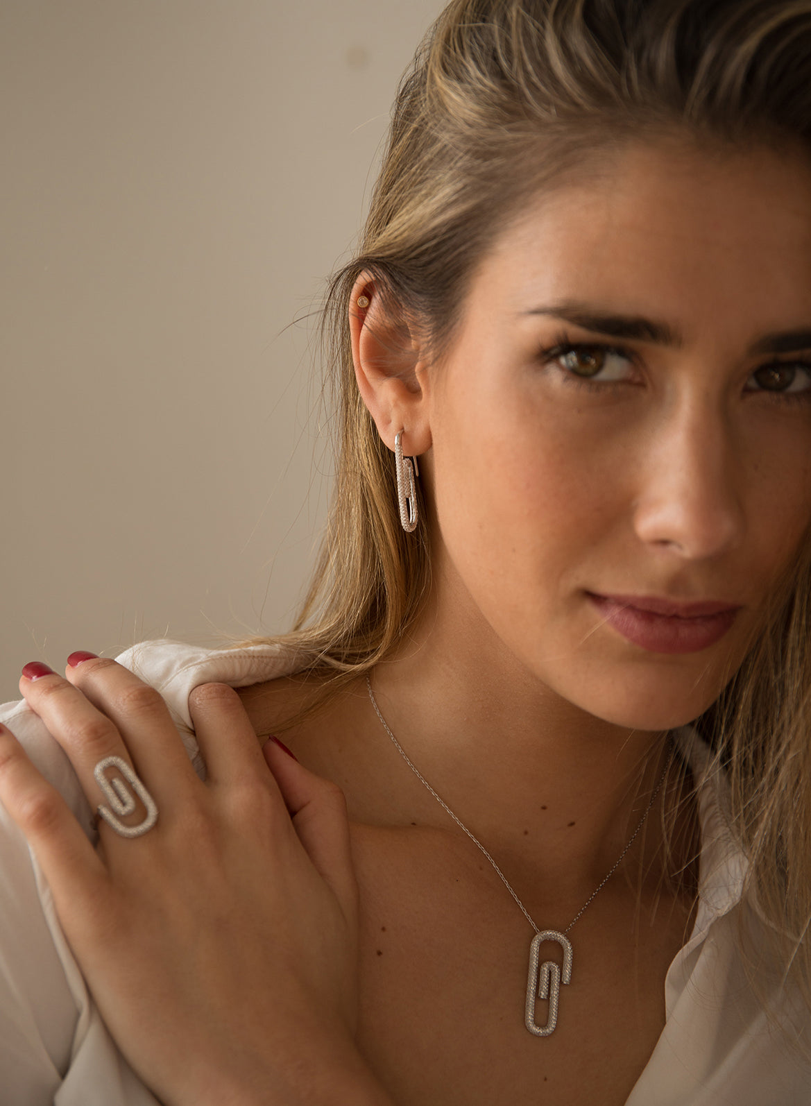 Anillos de diseño con circonitas y motivo de clip