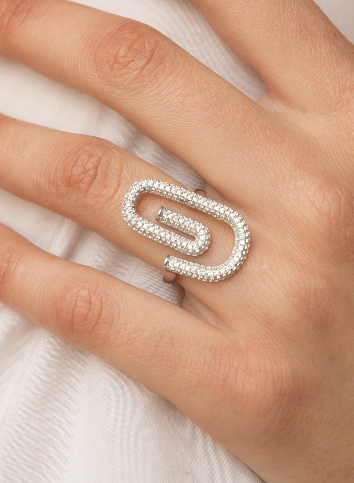 Anillos de diseño con circonitas y motivo de clip