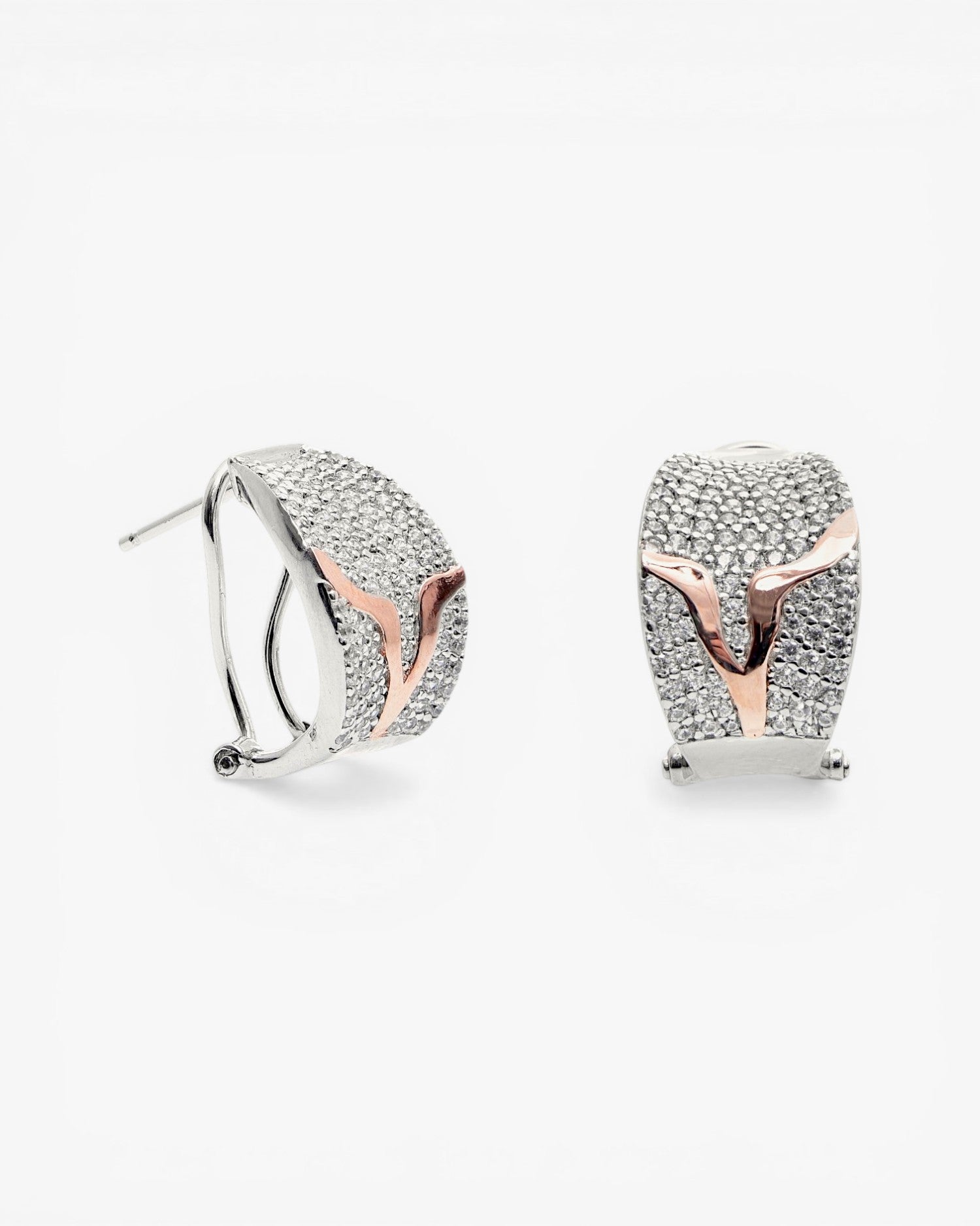 Pendientes cierre omega diseño de circonitas y detalle en oro rosa