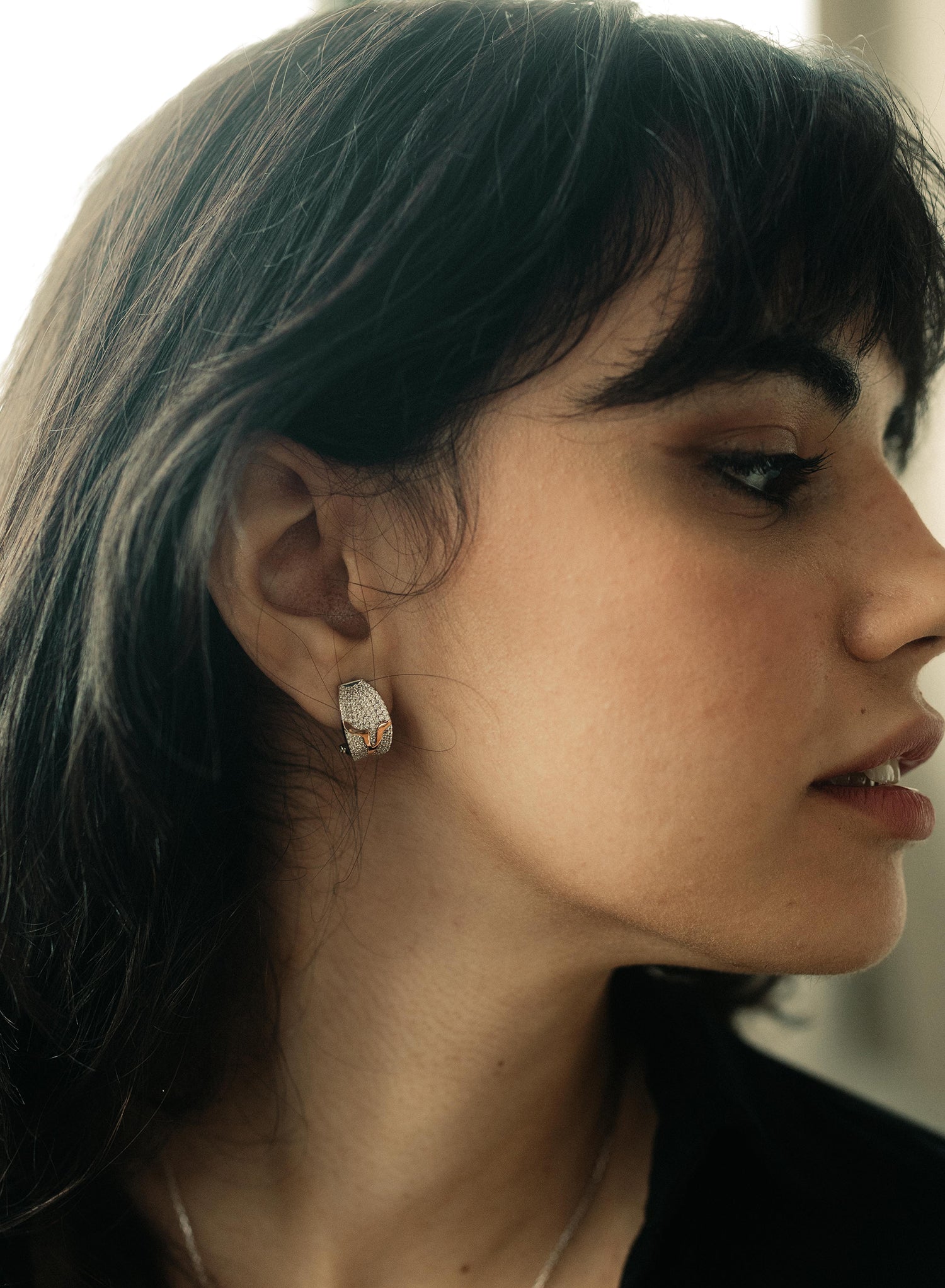 Pendientes cierre omega diseño de circonitas y detalle en oro rosa