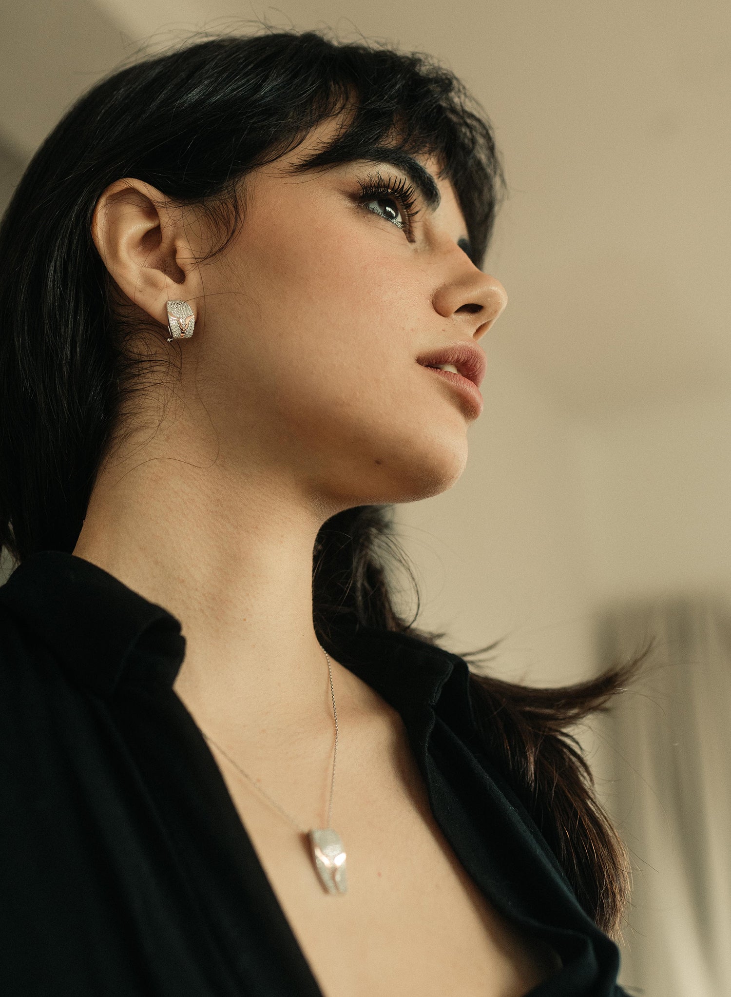 Pendientes cierre omega diseño de circonitas y detalle en oro rosa