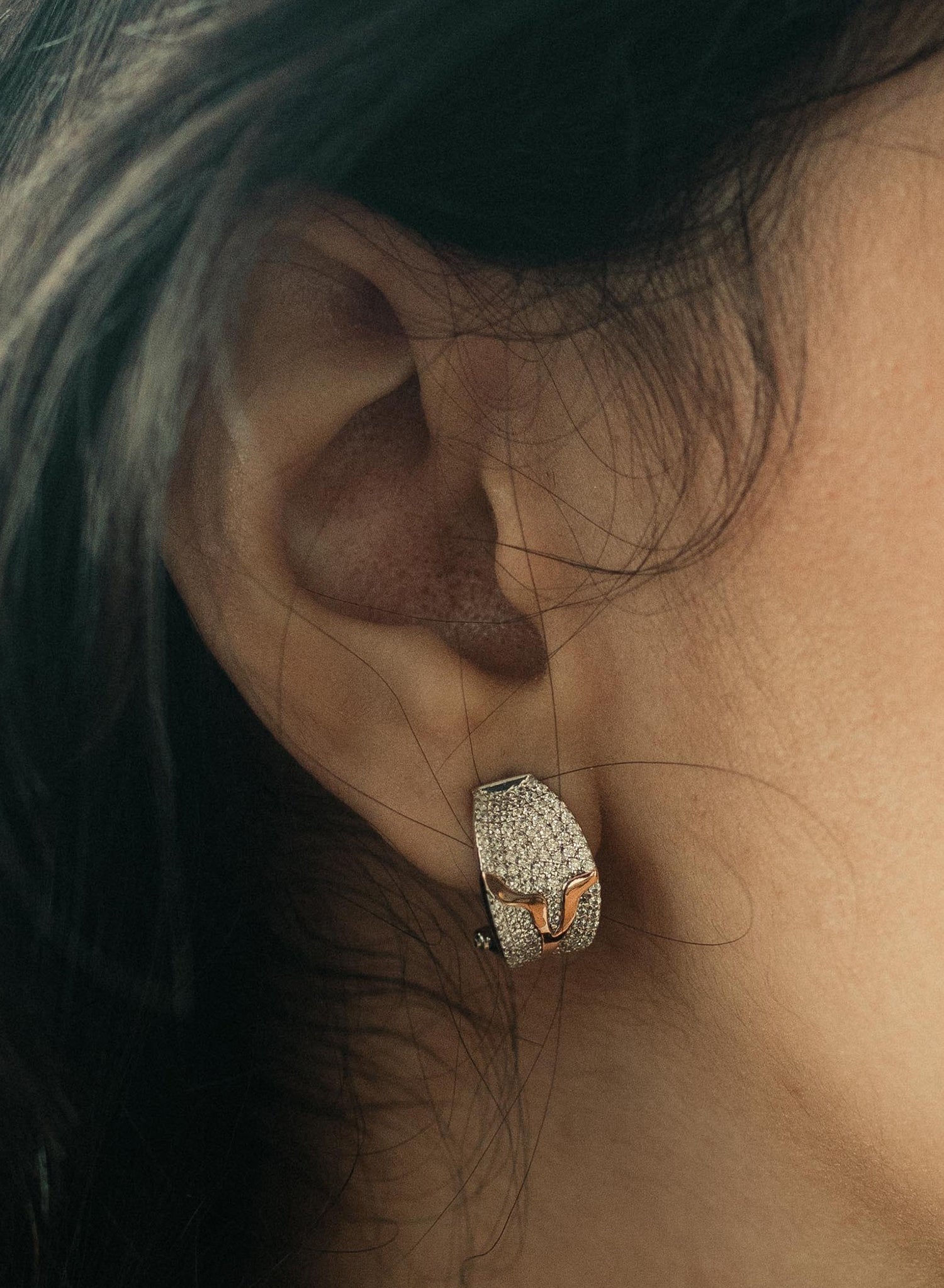 Pendientes cierre omega diseño de circonitas y detalle en oro rosa