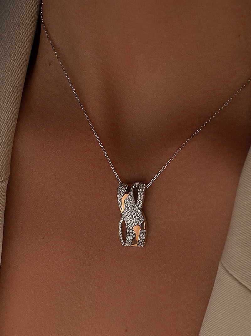 Shiny silver pendant with crossed design composed of bicolor motif with zirconia pavé