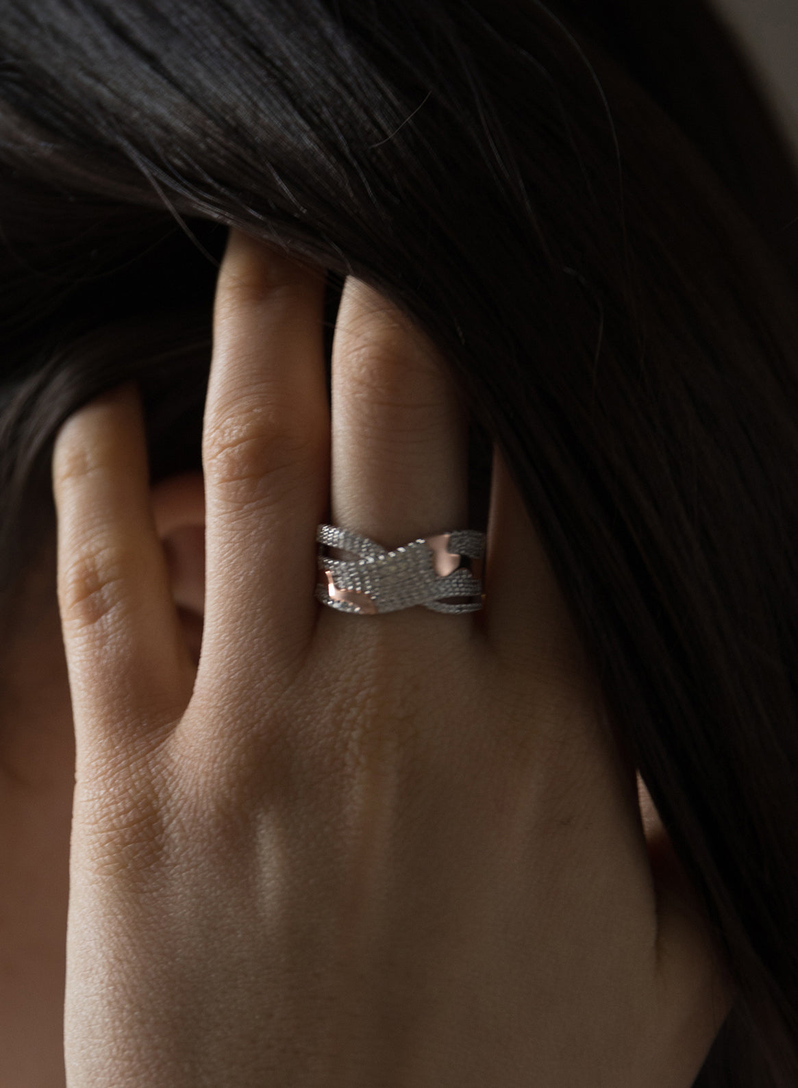 Bagues en argent et zircon avec un motif croisé bicolore