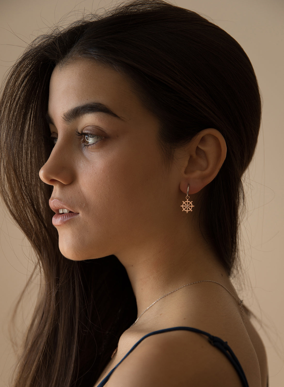 Pendientes aros con colgantes con charm de timón y circonita