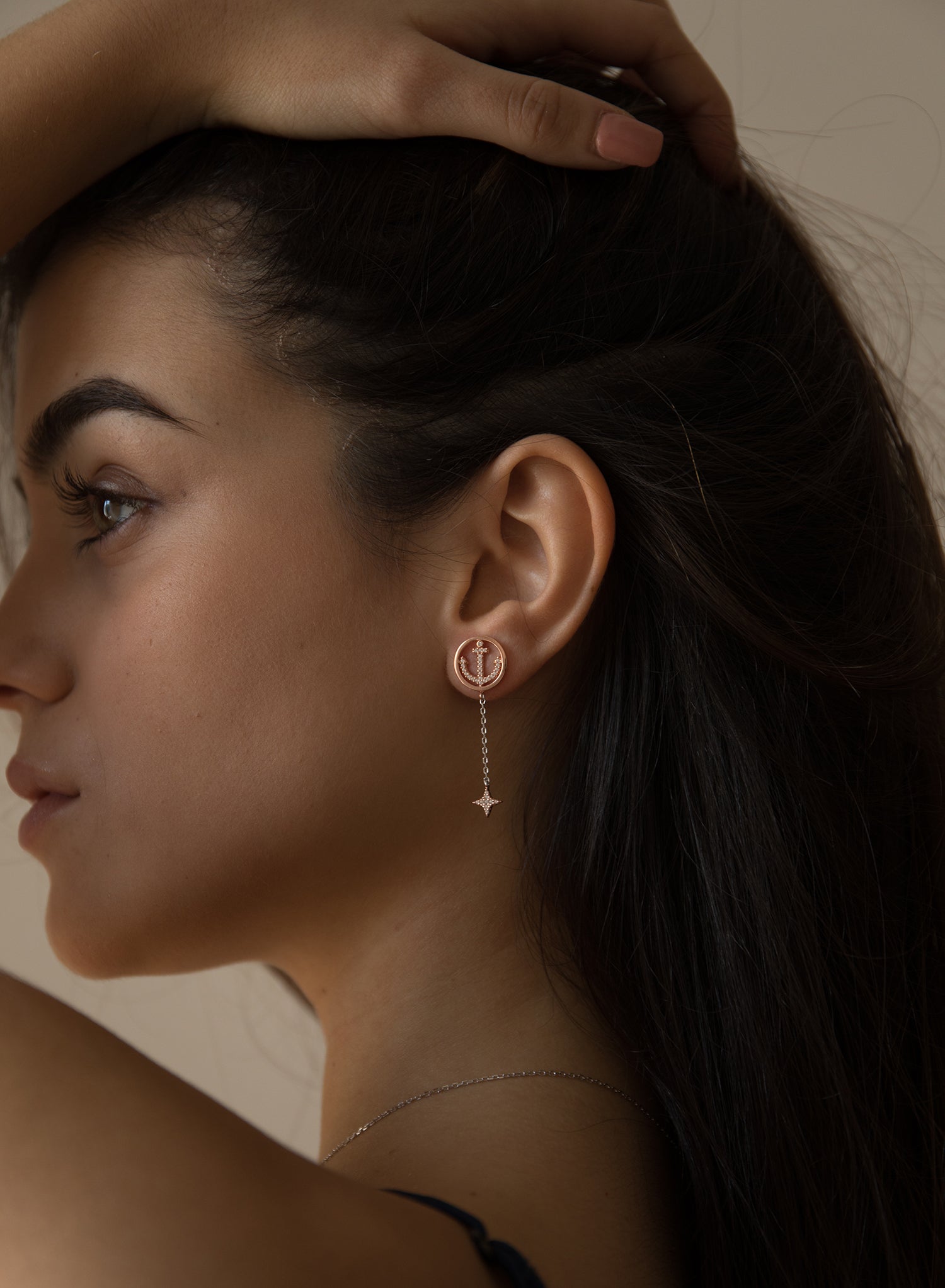 Pendientes largos finos diseño de charms ancla y destello