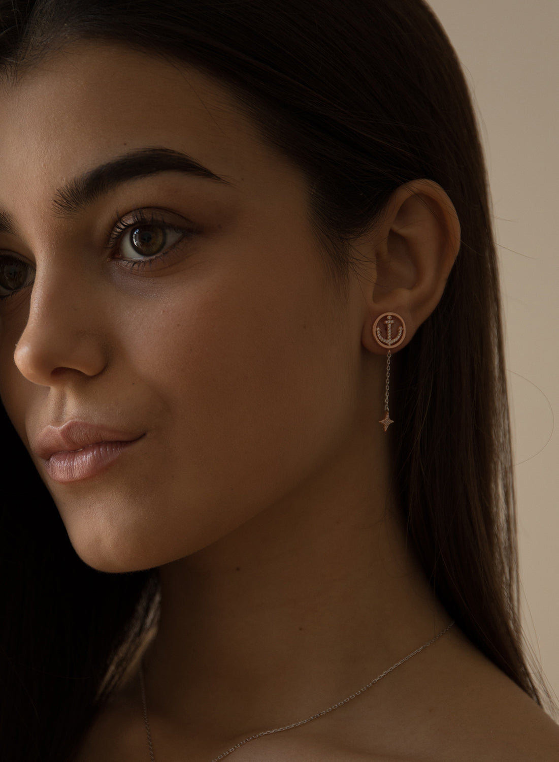 Pendientes largos finos diseño de charms ancla y destello