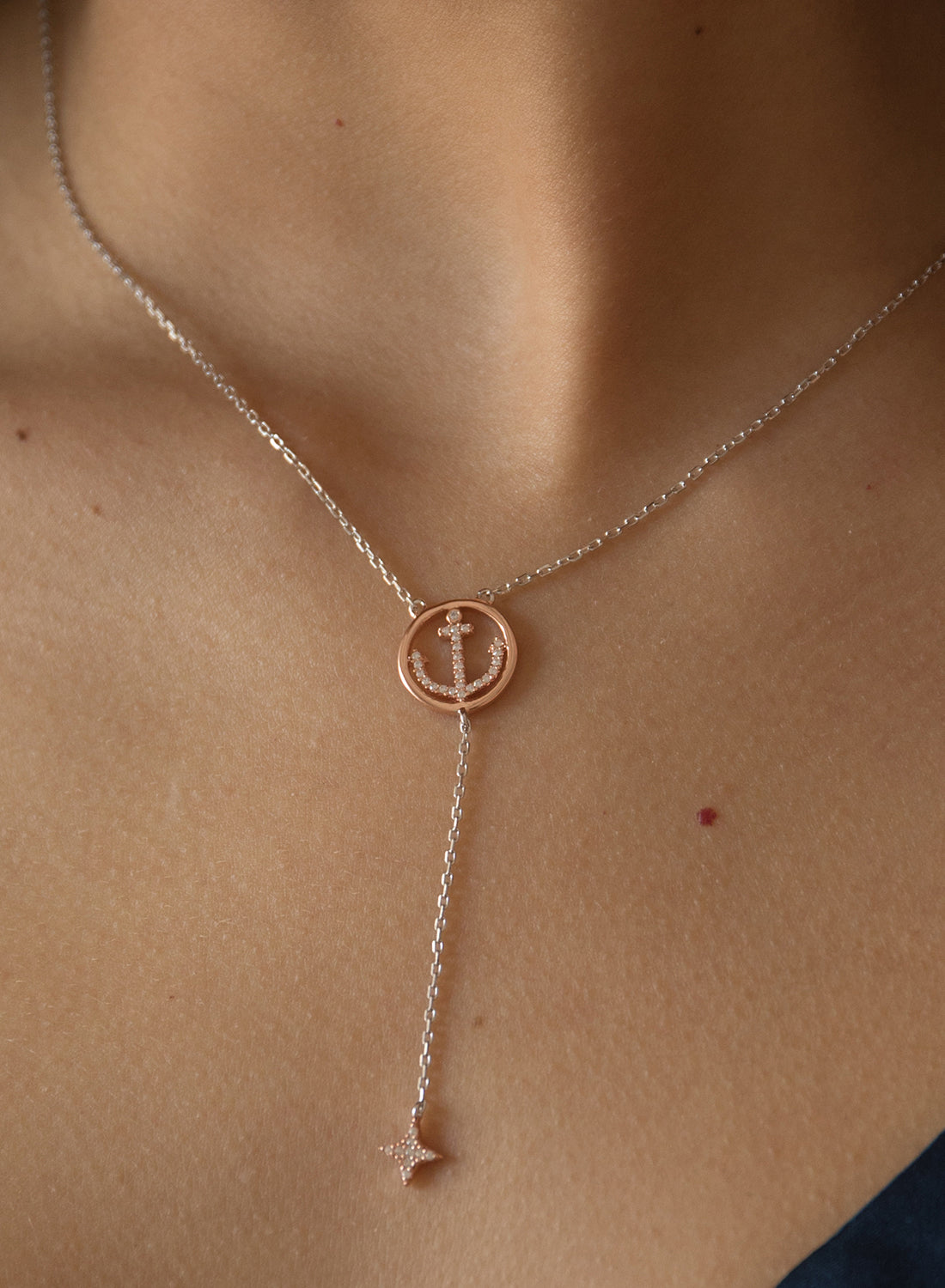 Colgantes bicolor de plata bañado en rosa con dos mini charms en motivo de ancla y estrella con detalle de circonitas blancas