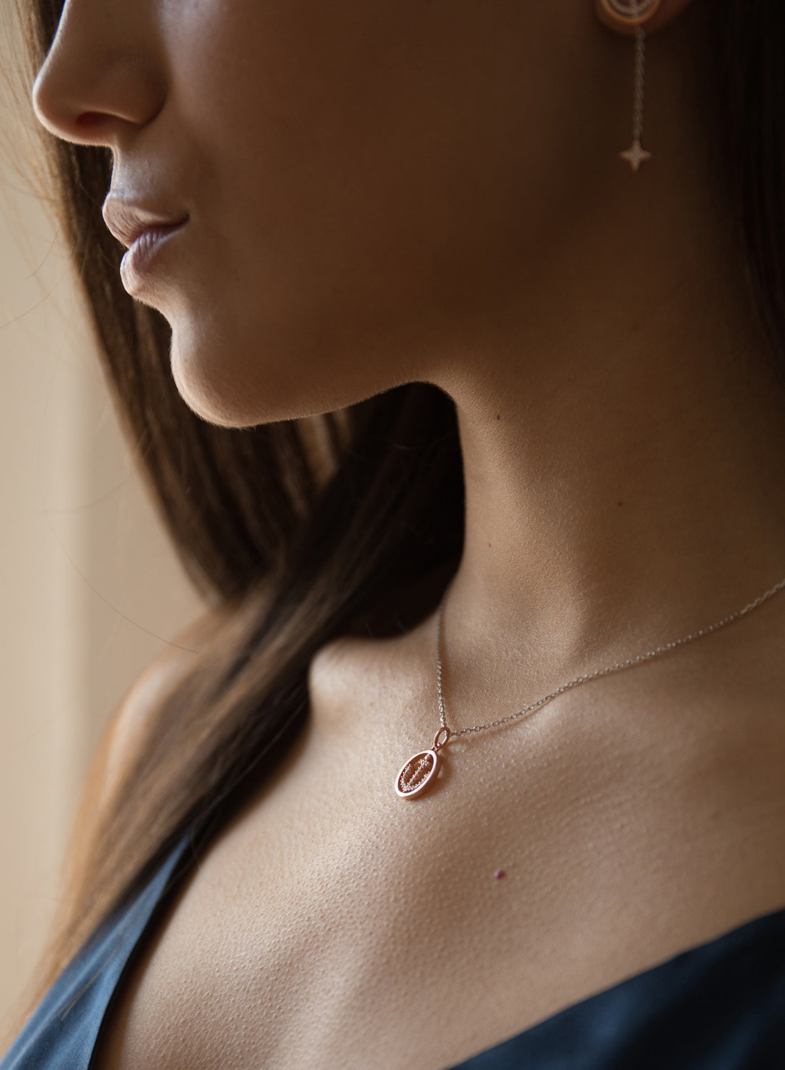 Colgantes pequeños de plata con motivo de ancla bañado en rosa con circonita blanca.