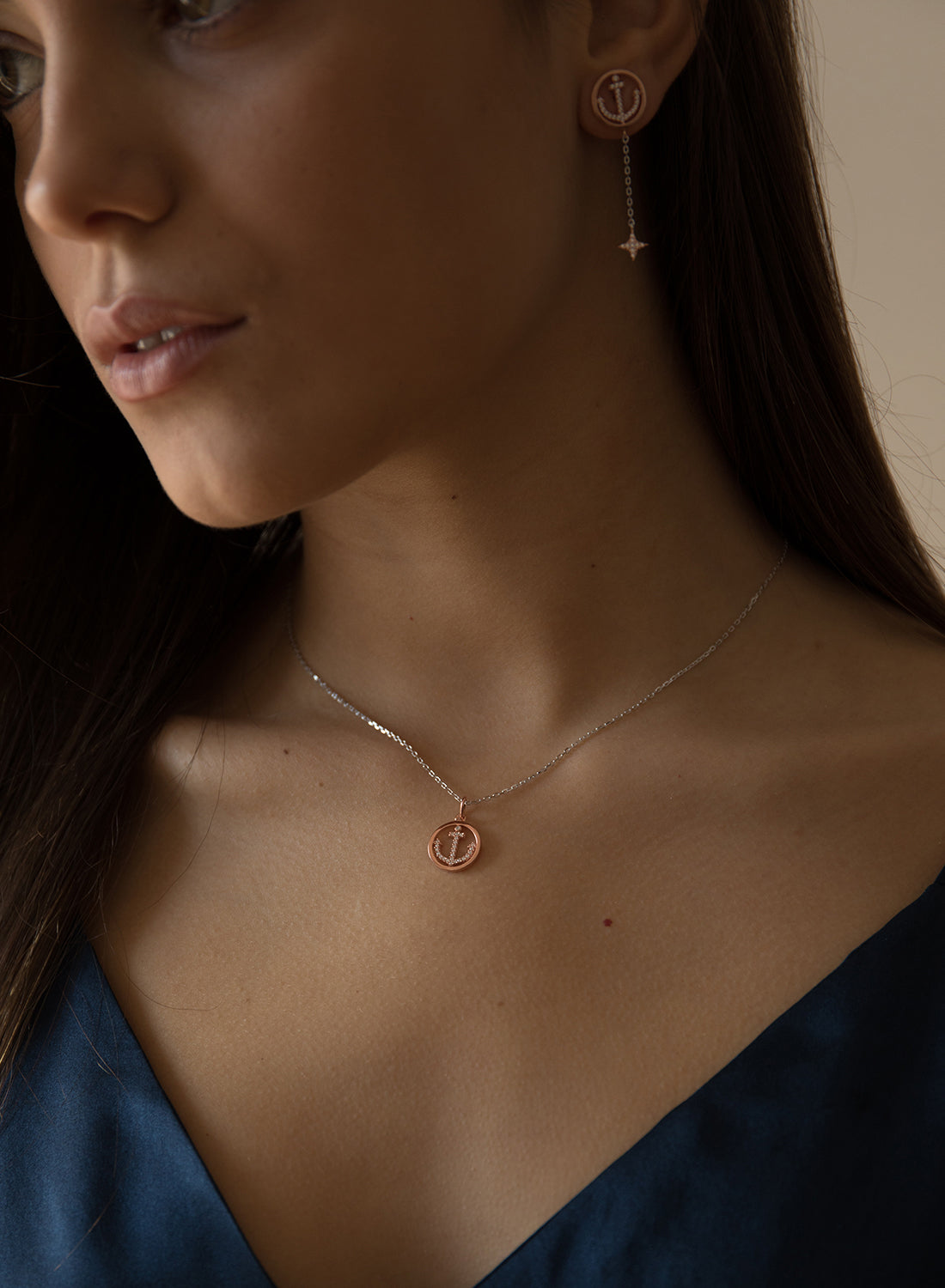 Colgantes pequeños de plata con motivo de ancla bañado en rosa con circonita blanca.