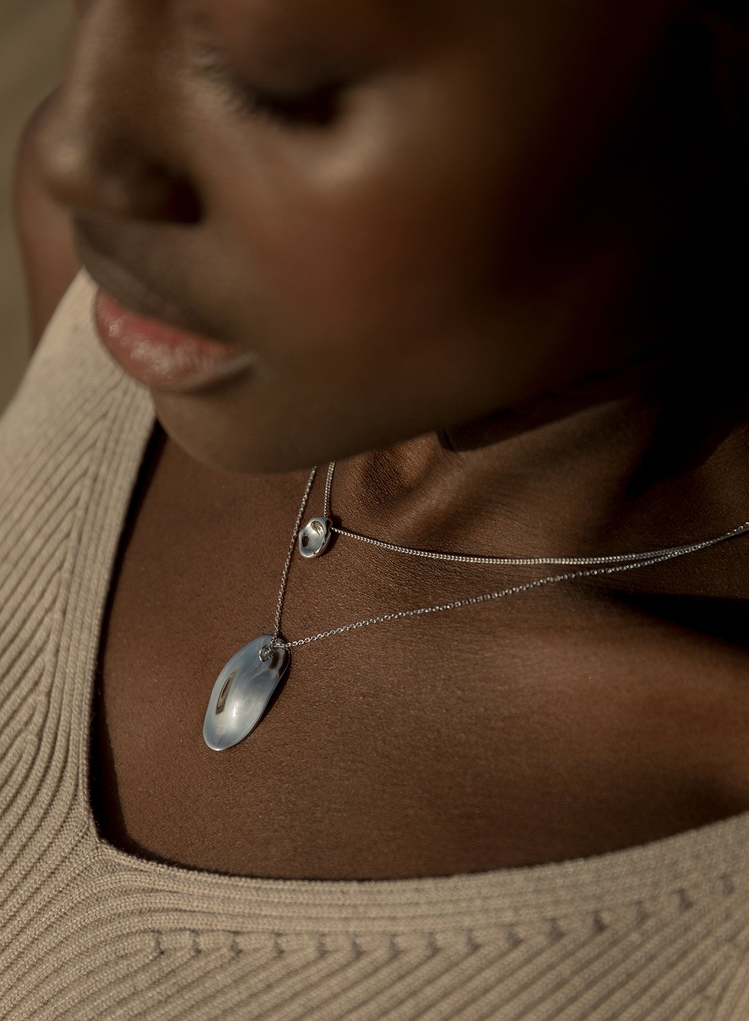 Colgantes pequeños diseño irregular y líquido