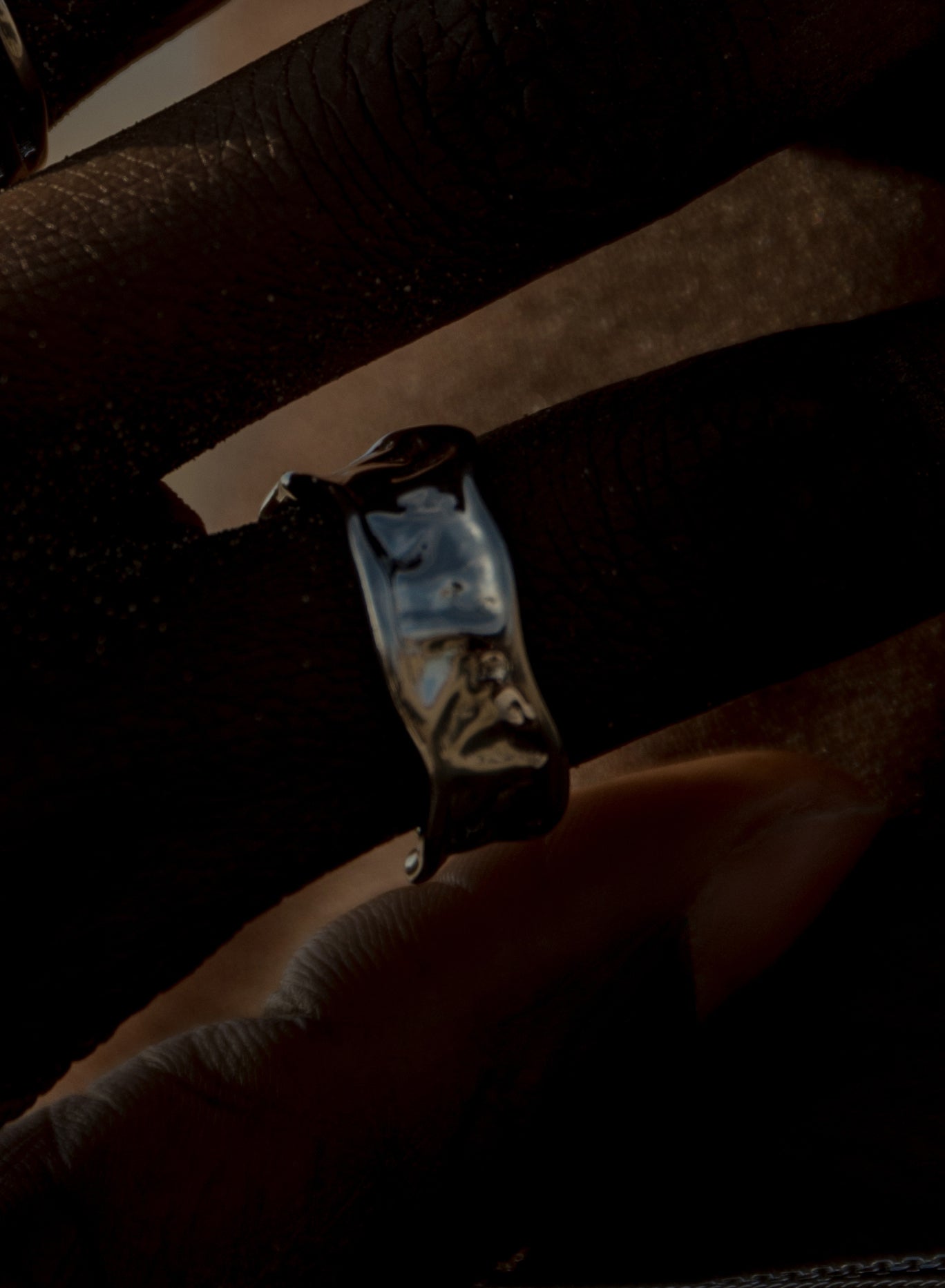 Anillos de diseño ancho irregular líquido