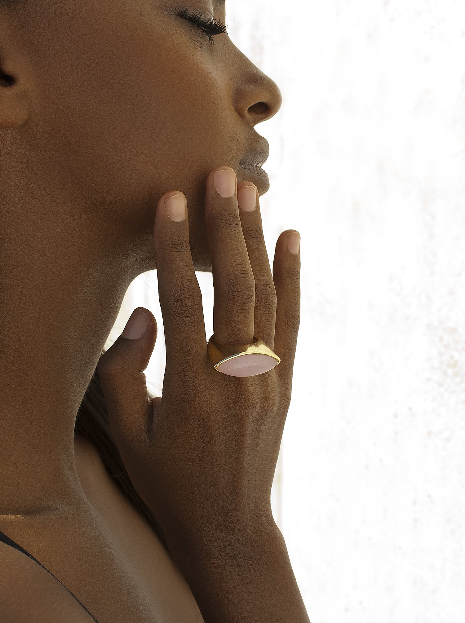 Anillos con piedras tono cuarzo rosa de plata dorada