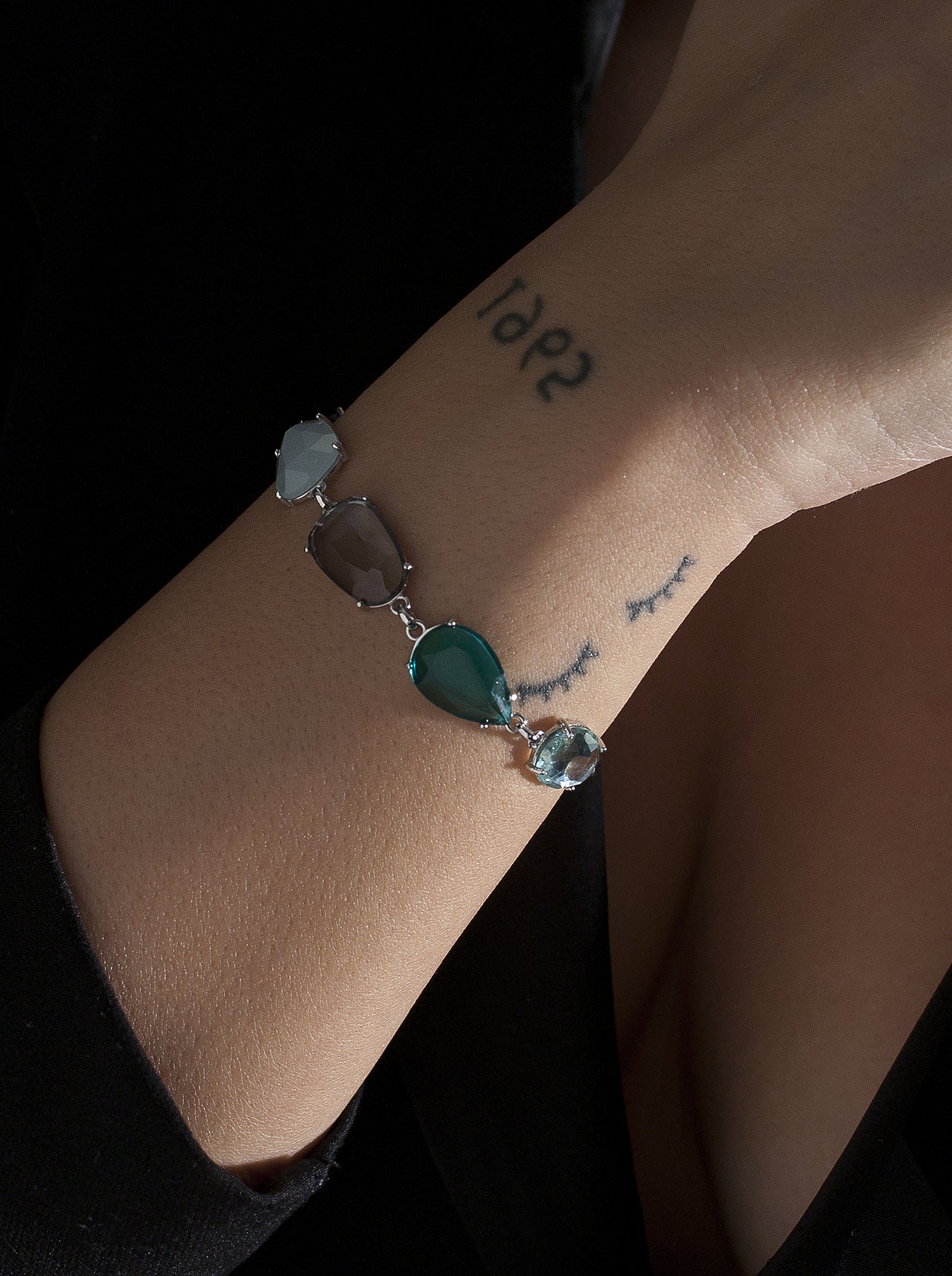 Pulseras con piedras de plata en tonos azules