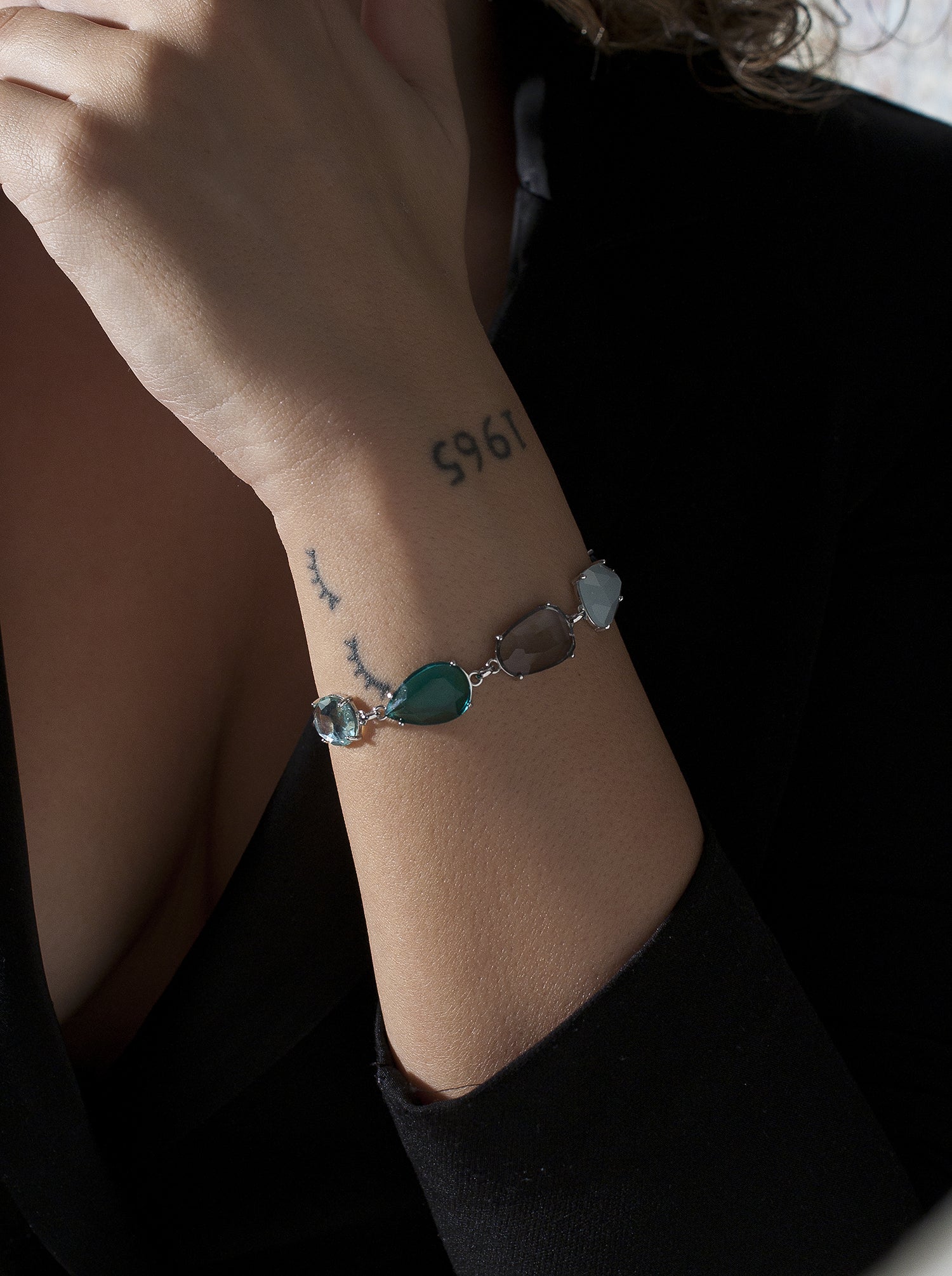 Pulseras con piedras de plata en tonos azules